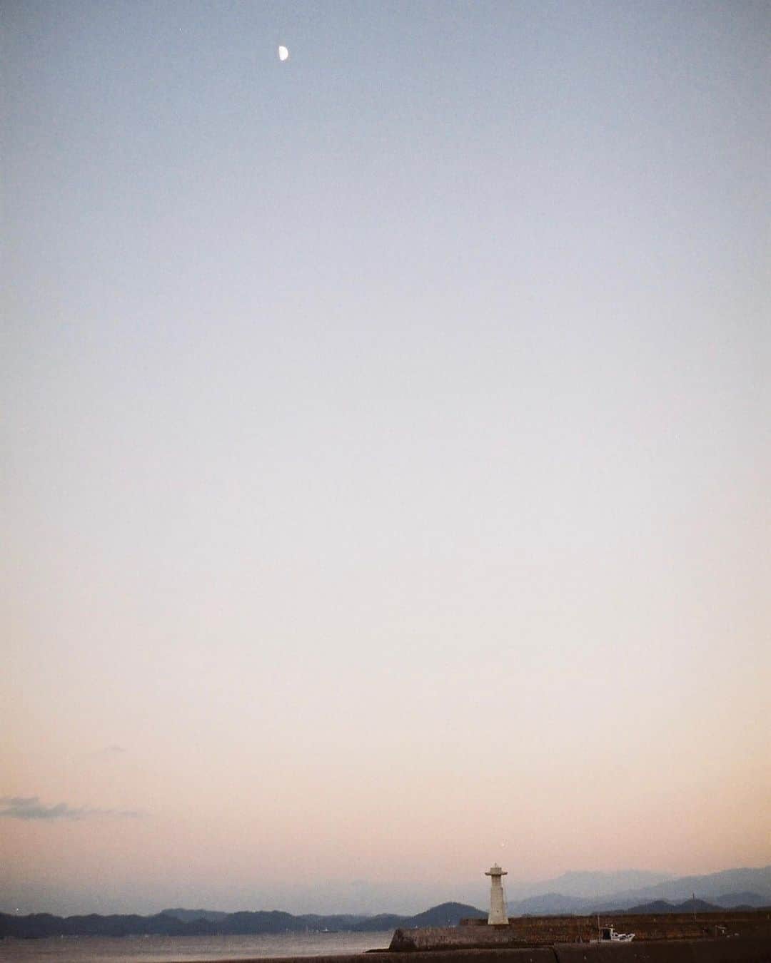 のインスタグラム：「距離 #384400km  #filmphotography  #moon  #lighthouse」