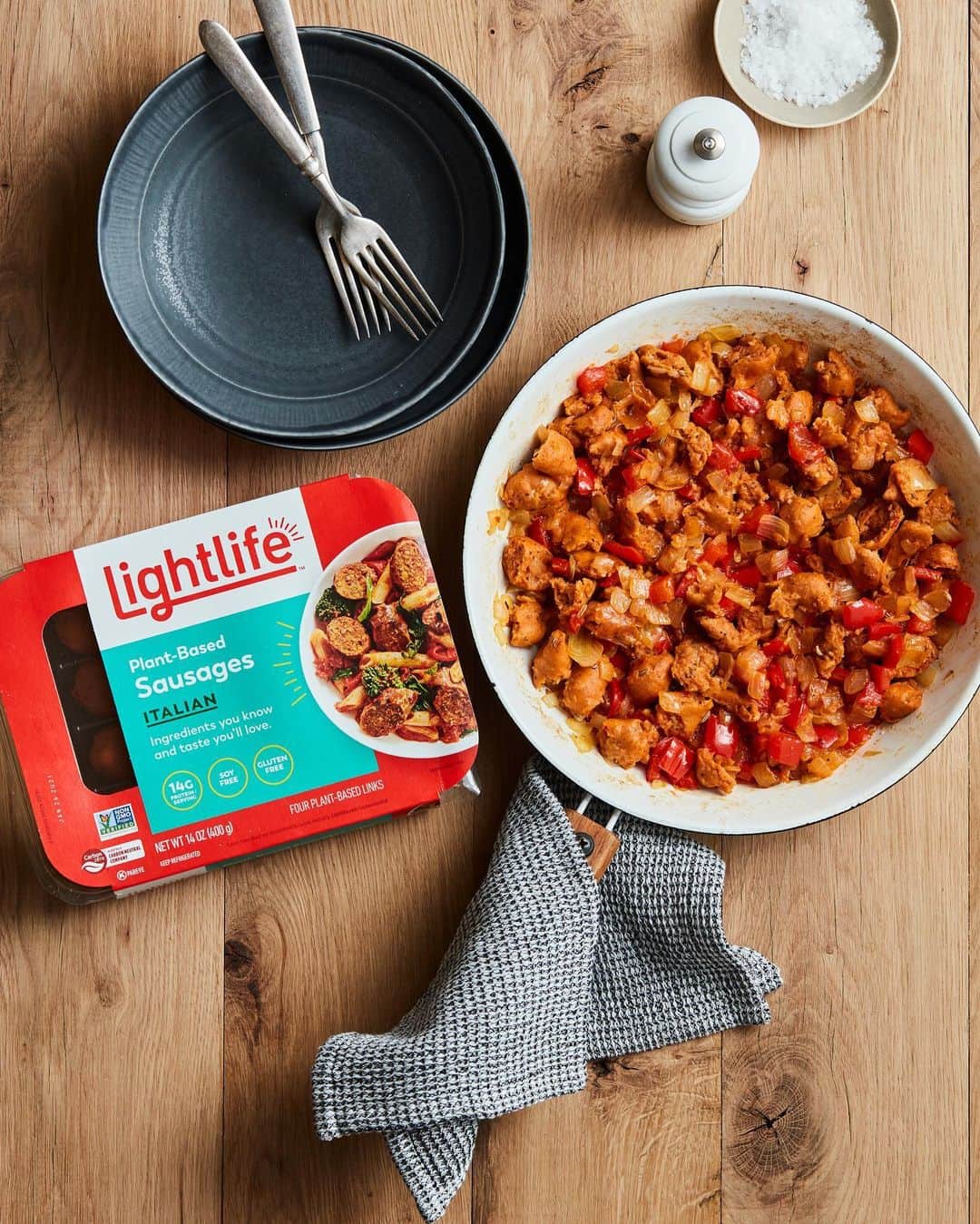 Gaby Dalkinさんのインスタグラム写真 - (Gaby DalkinInstagram)「Meatless Monday has never looked better! This Creamy Tomato Sausage Pasta with wilted spinach and a little white wine is PERFECTION #LightlifePartner The new,improved, and simply made @lightlifefoods Plant-Based Italian Sausage makes for the most perfect creamy plant-based sausage pasta!! Recipe is below and OMG you guys - legit this is what meatless Monday dreams are made of #Lightlife  #CleanBreak Prep Time 10 // Cook Time 25 // Serves 4    2 tbsp olive oil 1 red pepper, chopped  1 yellow onion, chopped  6 cloves garlic, minced Kosher salt and freshly ground black pepper 1 tsp fennel seeds  ¼ tsp red pepper flakes 1 package Lightlife Plant-Based Italian Sausage ¼ cup dry white wine 16 oz marinara sauce ⅓ cup almond milk 8 oz fusilli  8 ounces fresh spinach  Fresh basil to garnish    Heat the oil in a large skillet over medium-high heat and sauté the peppers and onions until they start to soften, about 8 minutes. Stir in the garlic, fennel, red pepper flakes, and a good pinch of salt and a few cranks of black pepper. Crumble the sausage into the skillet and cook with the peppers and onions until browned. Pour the wine into the skillet and scrape up the bits on the bottom of the pan. Add the marinara, almond milk and spinach and let the spinach wilt and the flavors combine, about 15 minutes.   Meanwhile, cook the pasta according to the package directions.  Add the cooked pasta into the sauce and stir to combine. Serve with basil on top.」12月1日 10時46分 - whatsgabycookin