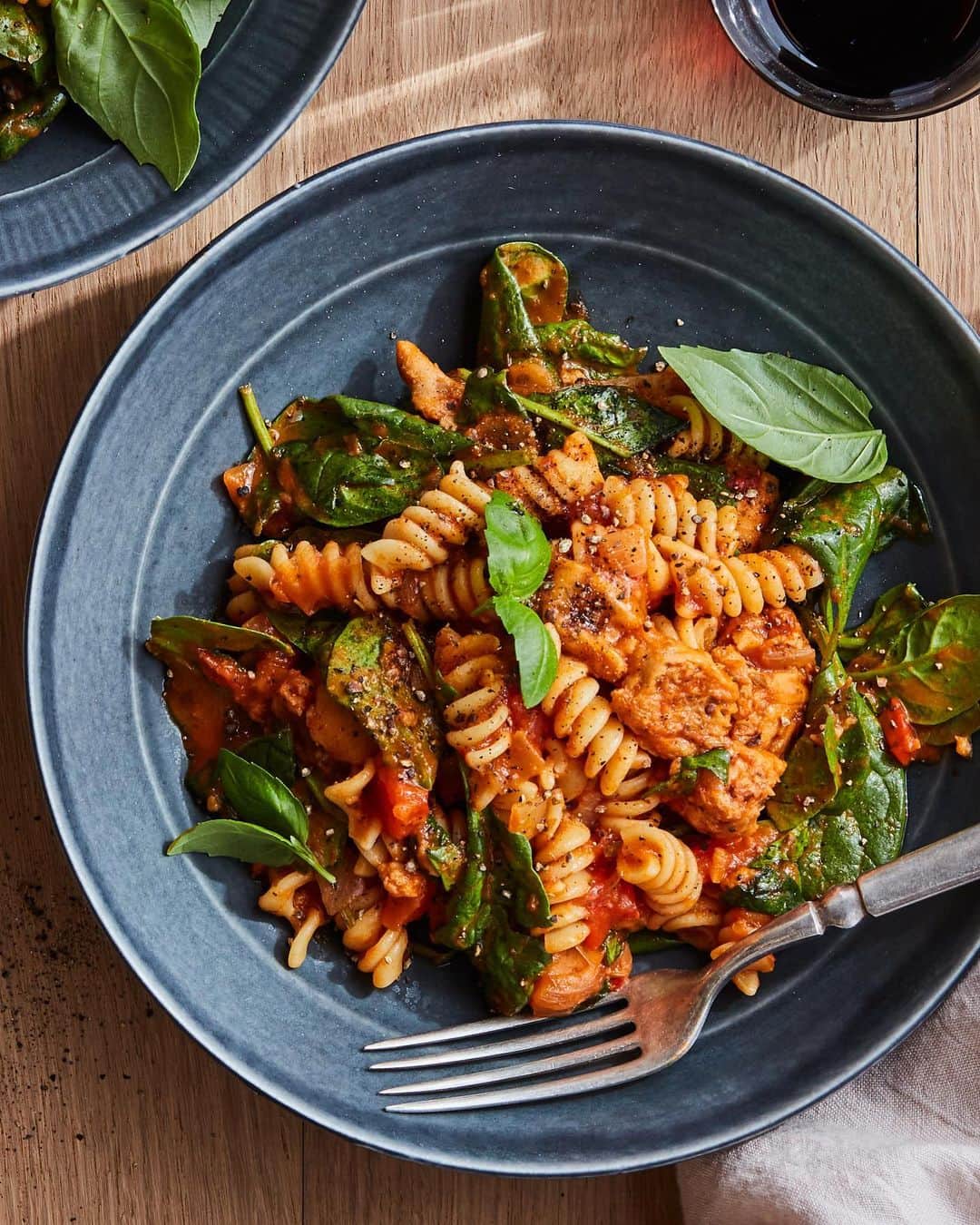 Gaby Dalkinのインスタグラム：「Meatless Monday has never looked better! This Creamy Tomato Sausage Pasta with wilted spinach and a little white wine is PERFECTION #LightlifePartner The new,improved, and simply made @lightlifefoods Plant-Based Italian Sausage makes for the most perfect creamy plant-based sausage pasta!! Recipe is below and OMG you guys - legit this is what meatless Monday dreams are made of #Lightlife  #CleanBreak Prep Time 10 // Cook Time 25 // Serves 4    2 tbsp olive oil 1 red pepper, chopped  1 yellow onion, chopped  6 cloves garlic, minced Kosher salt and freshly ground black pepper 1 tsp fennel seeds  ¼ tsp red pepper flakes 1 package Lightlife Plant-Based Italian Sausage ¼ cup dry white wine 16 oz marinara sauce ⅓ cup almond milk 8 oz fusilli  8 ounces fresh spinach  Fresh basil to garnish    Heat the oil in a large skillet over medium-high heat and sauté the peppers and onions until they start to soften, about 8 minutes. Stir in the garlic, fennel, red pepper flakes, and a good pinch of salt and a few cranks of black pepper. Crumble the sausage into the skillet and cook with the peppers and onions until browned. Pour the wine into the skillet and scrape up the bits on the bottom of the pan. Add the marinara, almond milk and spinach and let the spinach wilt and the flavors combine, about 15 minutes.   Meanwhile, cook the pasta according to the package directions.  Add the cooked pasta into the sauce and stir to combine. Serve with basil on top.」