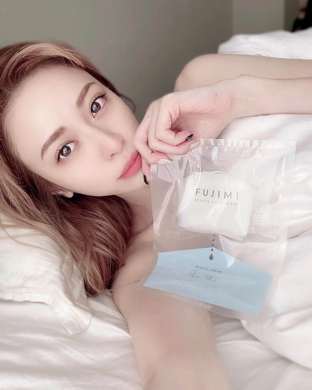 のインスタグラム：「愛用中の @fujimi_official のフェイスマスク💠💠💠美容液たっぷりだからデコルテや全身の保湿もできちゃうよ🥰 今回も20個くらいの質問に答えてその診断結果から今の私に必要な美容液をカスタマイズしてもらったよ💙 香りは３種類あるから気分で前回と違うものにしてみたの🐬❄️💐❄️ 美容時間＝癒しの時間　になるので試してほしいなあ💓診断だけでもたのしいよ😘 * * * #パーソナライズマスク#パーソナライズマスク#FUJIMI#fujimiサプリ#肌診断#フェイスマスク#美容液#PR#乾燥肌対策」