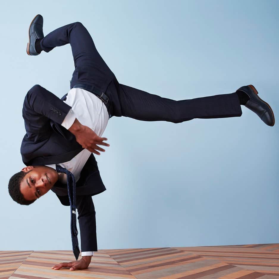 ペリーエリスのインスタグラム：「Move without limits as your take on the week in maximum comfort and style. #lifereadysince1976」