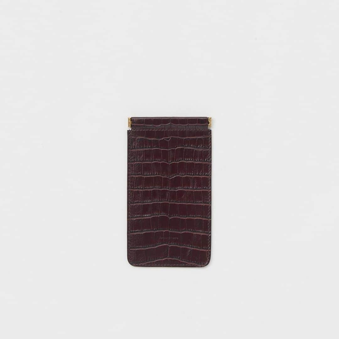 エンダースキーマのインスタグラム：「New collection, 2021ws(winter/spring) will be at stores from the 5th of Dec﻿ *flagship stores @sukima_shop and retailers in Japan﻿ *abroad mid Dec﻿ ﻿ model: glass case﻿ color: black, choco﻿ ﻿ #henderscheme #2021ws」