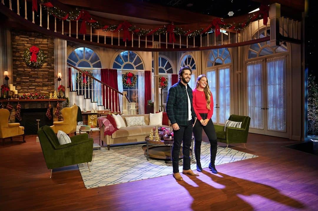 アメリカン・ブロードキャスティング・カンパニーのインスタグラム：「Cozy up for some of your country Christmas favorites! Tune into #CMAchristmas with hosts @thomasrhettakins and @laur_akins NOW 🎄」