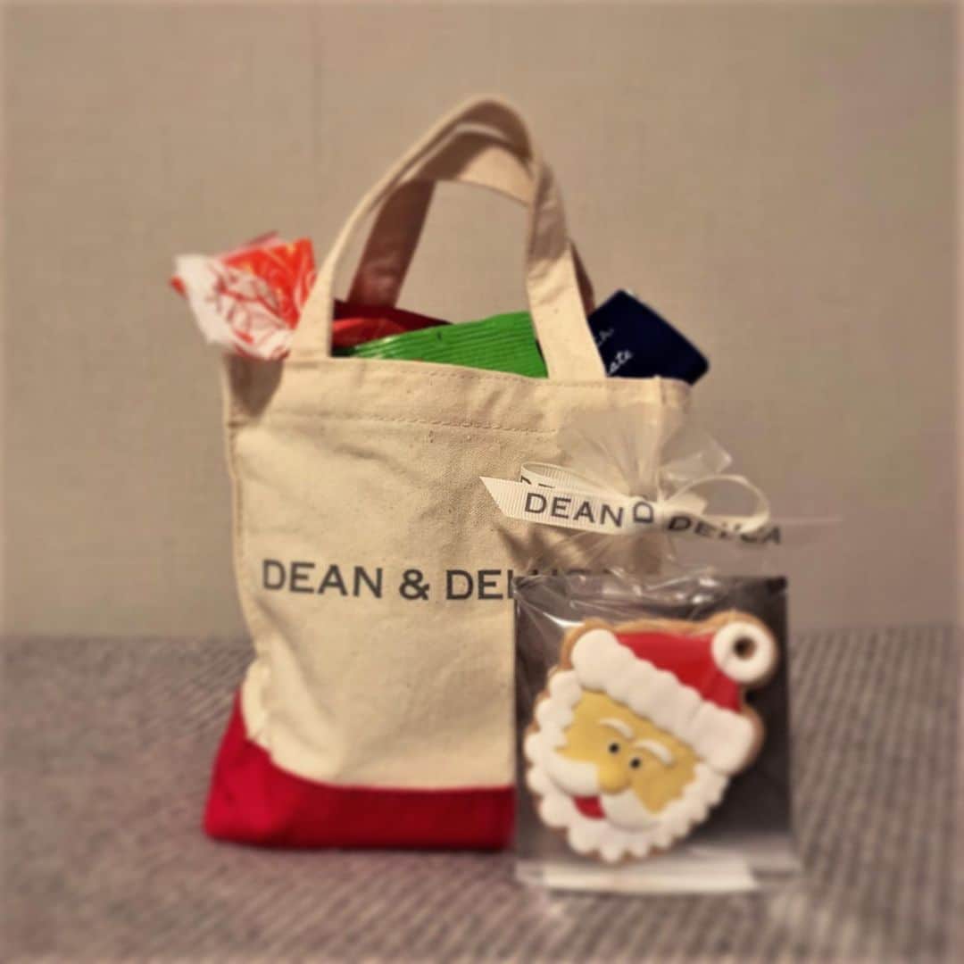 Mart（マート）編集部さんのインスタグラム写真 - (Mart（マート）編集部Instagram)「いよいよ12月💫。街のイルミネーション✨もクリスマス🎄一色になってきましたね。 先日ディーン＆デルーカをのぞいてみると、赤とのコンビがかわいいミニトートがあり、さっそく、玄関でマスク入れにしてみました😷。マチ幅があるので常に15枚は入れておけます。  実はこれ、お菓子が詰まったクリスマスギフト🎁。 こういう”おまけ”みたいなバッグ、うっかり買ってしまいます🤶。  #雑誌Mar#雑誌マート#中の人#スタッフのおすすめ#編集西口#ディーンアンドデルーカ#DEANandDELUCA#エコバッグ#クリスマスギフト#クリスマスプレゼント#アイシングクッキー#お取り寄せ#手土産#マスク入れ#christmasgift#merrychristmas#sastainable#ecobag」12月1日 11時00分 - mart.magazine