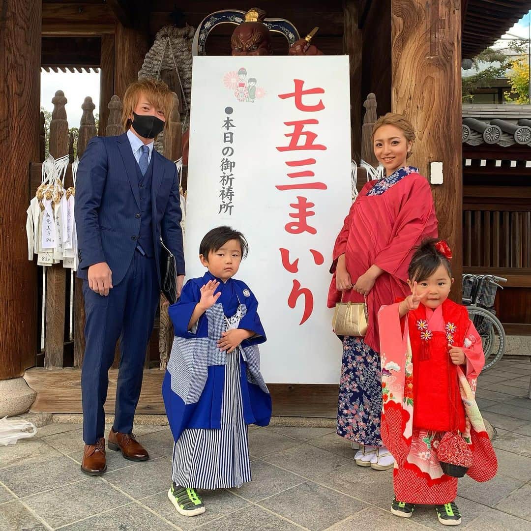 MII MAMAのインスタグラム：「. . . #七五三 🏮 . こんなに大きくなりました♥️ . 最近は兄妹喧嘩も増えて毎日2人で 暴れ散らかしておりますが、元気が1番✨ . 毎日元気にスクスク成長してくれてる 我が子達にパパもママも感謝です☺️💓 . 子供達の晴れ姿が可愛くてキュンでした♥️ . みいなちゃんは私が七五三で着てた 着物を着てお参りに行ってきました〜👘💕 るーきーは私のお母さんの弟から私の弟まで もう何十年も受け継がれてきた袴を⚔✨ . 次はそれぞれ自分達の子供へと受け継いで くれたら嬉しいなぁ☺️💓 . これからも色んな経験をして、 スクスク成長してください♥️ ------------------------------------------ 🔎White Style mi mama 良かったらチャンネル登録お願いします🙇🏽‍♀️ #YouTube#ユーチューバー#主婦ユーチューバー#MIIMAMA##チャンネル登録お願いします#2児ママ#年子ママ#ホワイトインテリア#モノトーンインテリア#シンプルな暮らし#収納#ホワイト収納#イチナナ#イチナナライバー#専属ライバー#主婦ライバー」