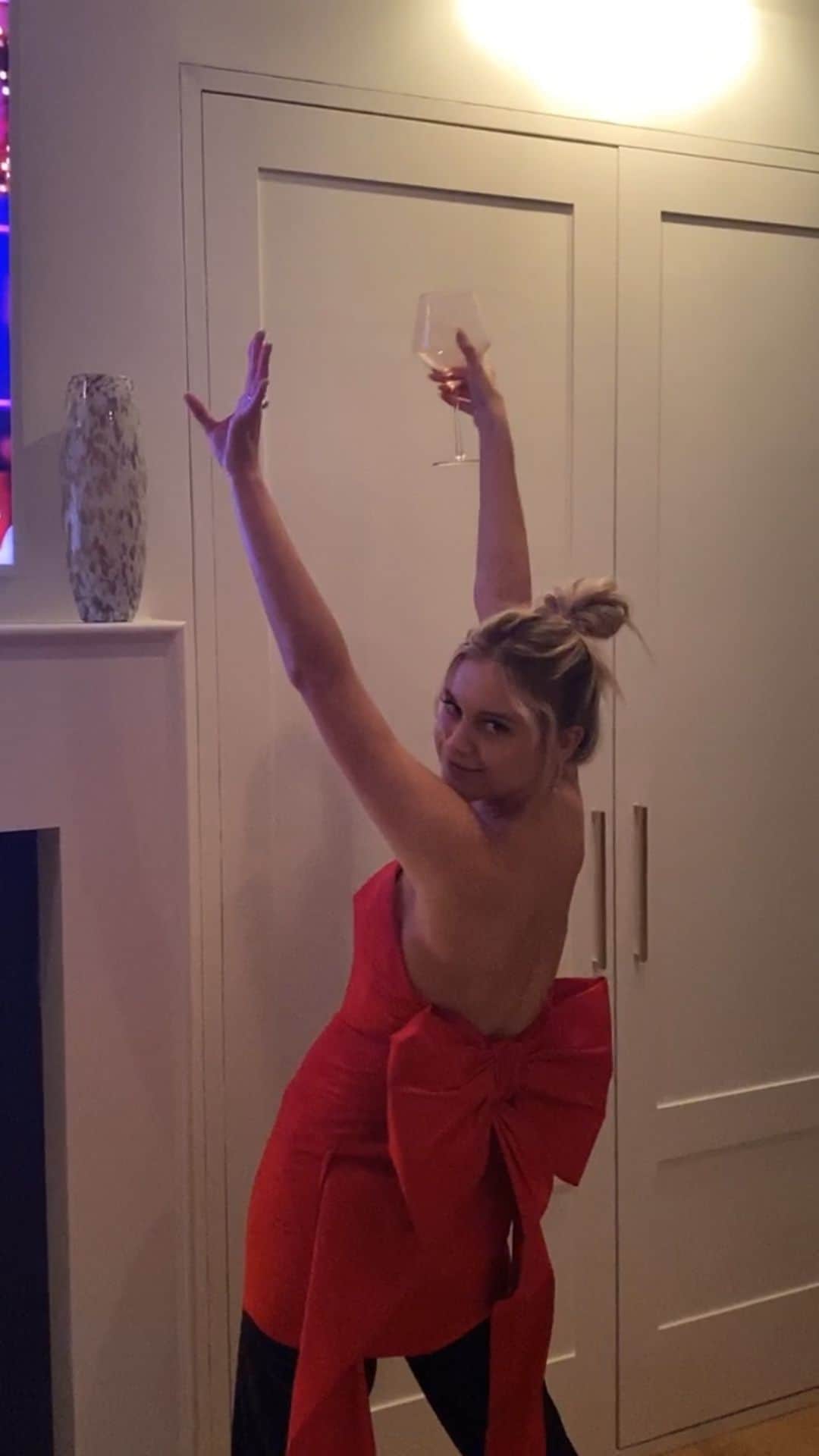 Kelsea Balleriniのインスタグラム：「I always did think it was odd to watch myself on tv... hope y’all are loving the show tonight and in the Christmas spirit. 🎅」