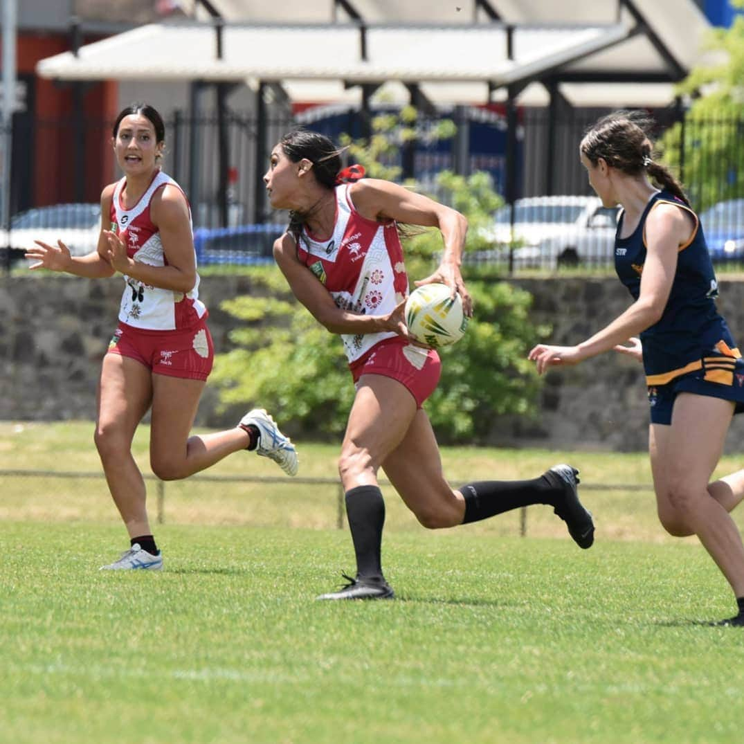 Angeline BLACKBURNさんのインスタグラム写真 - (Angeline BLACKBURNInstagram)「2020 Women's Superleague Champions 🏈❤  Thanks to @vikingstouchfootball and @tarlo5 for welcoming to the Vikings Touch Football family.  I have grown to really love this sport and the footy club. My Athletics has also benefited so much from this experience.  It's one thing to randomly rock up to mixed social teams - I can literally 'wing it'. But it's another thing to actually train for and learn the game. These past few months have been humbling. Anyhow, it turns out that you can teach an old girl new tricks (okay, 31 isn't actually old).  And to top it off, it was pretty sweet getting the Superleague female top try scorer 🙌 Next step, learn how to actually 'step' lol 😜  Photo credit @jairai_  @oliver.tester Belinda Cook and Elise's mum 😅  #touchfootball #touchfootballact #actsuperleague #touchfootballaustralia #vikingstouchfootball #trl #touchtuesday #sport #canberra #tuggeranong」12月1日 11時16分 - ang_blackburn