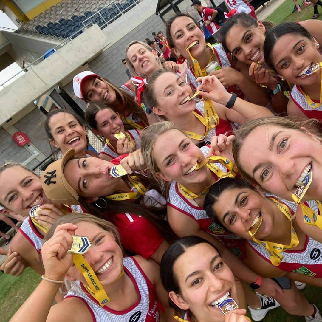 のインスタグラム：「2020 Women's Superleague Champions 🏈❤  Thanks to @vikingstouchfootball and @tarlo5 for welcoming to the Vikings Touch Football family.  I have grown to really love this sport and the footy club. My Athletics has also benefited so much from this experience.  It's one thing to randomly rock up to mixed social teams - I can literally 'wing it'. But it's another thing to actually train for and learn the game. These past few months have been humbling. Anyhow, it turns out that you can teach an old girl new tricks (okay, 31 isn't actually old).  And to top it off, it was pretty sweet getting the Superleague female top try scorer 🙌 Next step, learn how to actually 'step' lol 😜  Photo credit @jairai_  @oliver.tester Belinda Cook and Elise's mum 😅  #touchfootball #touchfootballact #actsuperleague #touchfootballaustralia #vikingstouchfootball #trl #touchtuesday #sport #canberra #tuggeranong」