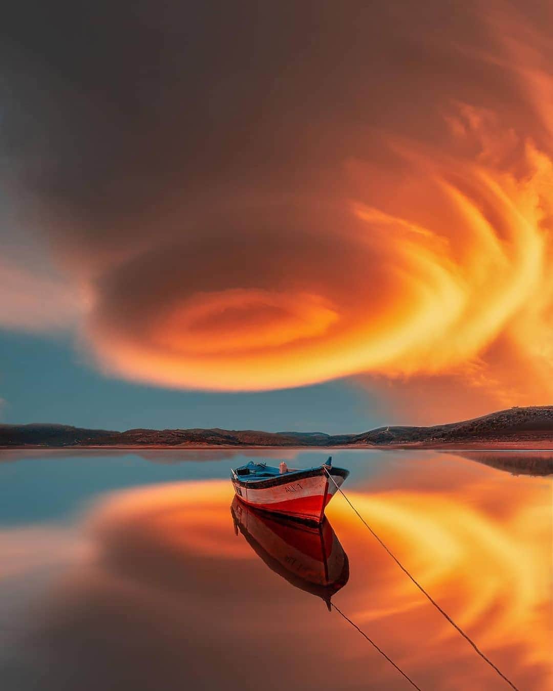 BEAUTIFUL DESTINATIONSさんのインスタグラム写真 - (BEAUTIFUL DESTINATIONSInstagram)「Nature's spectacular cloud hues! 🌈 Check out these amazing captures of clouds and their reflections—the first photo including lenticular clouds or 'UFO clouds', while the second and third photos show the possibilities of long exposure photography. 📸   Have you seen lenticular clouds in real life? Any tips on capturing these kinds of photos? 😍  📸 @orhankilic07 📍 Gölmarmara Salihli, Turkey」12月1日 11時08分 - beautifuldestinations