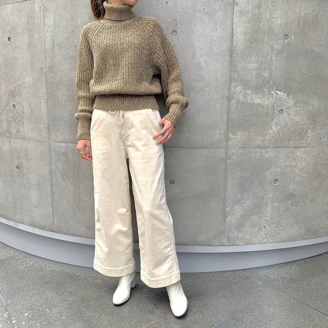 Moname Official Instagramのインスタグラム：「. 太すぎないワイドシルエット✨ コーデュロイ素材で 肌に接する内側も起毛しているため、 見た目も穿き心地も暖かいです！ . Easy Wide-corduroy- No.41103122 Col.OWH ¥16,000+tax . #moname#モナーム#ootd#fashion#20aw#スリムパンツ#スリム#コーデュロイ#パンツ#イージーパンツ#ラフコーデ#きれいめコーデ#あったかコーデ#あったかパンツ#ウエストゴム#冬#ベージュ#ライトベージュ」