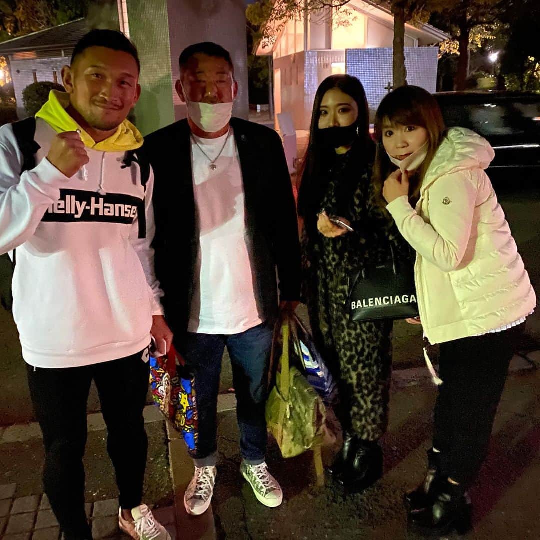 ストラッサー起一のインスタグラム：「パンツスポンサーしてくれてる北海道の渡部さんファミリーとRIZIN.26大阪大会で久びさに再会✨ 少しですが会えて良かったです☺️ 自分も次戦頑張りますね！ そして沢山のお土産ありがとうございました。 いつもお気遣い感謝です🙇‍♂️🙇‍♂️🙇‍♂️」