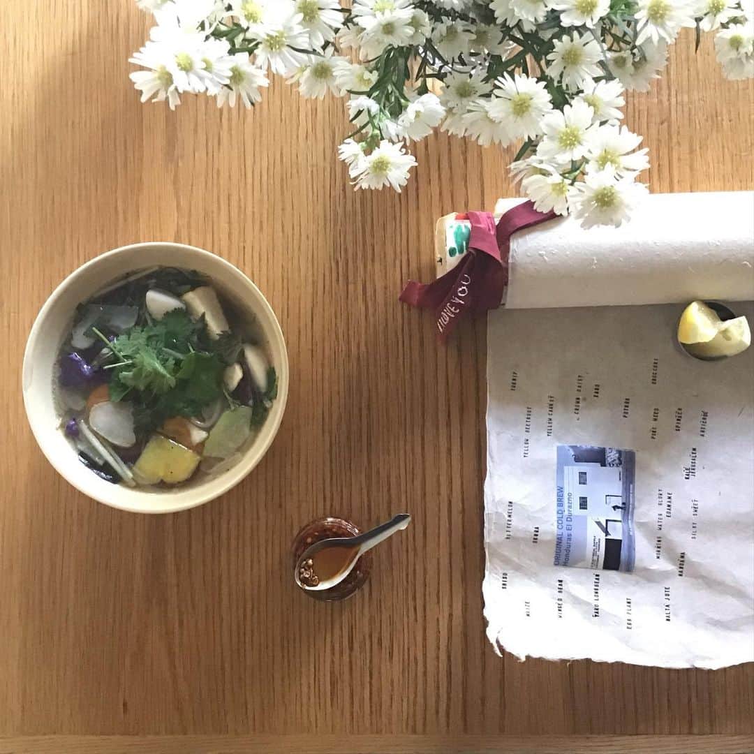 Pho 321 Noodle barのインスタグラム：「皆さま　お早う御座います。 12月のスタート🌲今宵の日の入りは4:28pm 月の入りは5:06pmのtokyoの空です。  季節のお野菜は　チャーテ　菊芋　🥕　カブ　水菜　シルキースイートの6種、chickenとseafoodのsoupのハーフ&ハーフ　コクや旨み　それぞれの美味しさを引き足せながらも　優しいお味のお野菜のフォーをどうぞ...。  海老とお野菜の生春巻きは　引き続き　蒸篭でゆっくりと火をいれたyellow beetroot、yellow carrot、シルキースイート🍠入りです。  交差点向こうbe a good neighbor coffee kioskより嬉しい報せ、本日より毎月1日はcoffee beans dayとして　kiosk各店舗で自家焙煎のコーヒー豆を10%offでお買い求めいただけます。(写真は light loastのmorning🕊)  本日も11:30am opening 5:30pm last call 6pm closing、中休みなしで開店致します。 いつも通り、chompyとUber eatsも稼働、ふたつのアプリケーションをdlの上、ご都合に合わせてご利用下さいませ。 店頭でpick upのお時間に合わせてお作りするto go boxのご予約はこちらから(出来たてのboxのご注文をおひとつから承ります)☎︎03-6432-9586  ジャスミンライスもしっとりと炊き上がりました。  新しい月も　健康第一安全第一で　 どうぞ宜しくお願い致します。  today’s recommend:bun/pho lovely veggie,noodle 3,com dong-pou-rou(to go or for here?),summer roll for sharing,kurumiharrisa,winter nap again and homemade coconuts pudding w/houji cha syrup  today’s opening bgm 📻‘small talk’from small talk / sly and the family stone  #coffeebeansday」