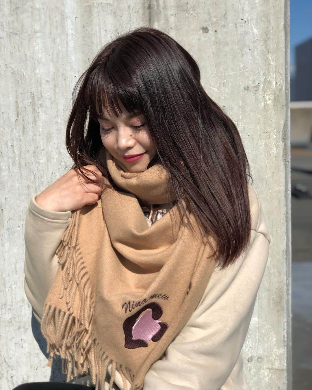 新谷美奈のインスタグラム：「.﻿ ﻿  ✨Nina mew 2021 HAPPY BAG🎍🛍✨﻿ いよいよ本日12/1(火)より﻿ GATHER全店にて先行予約スタート！﻿ ﻿ 早速たくさんのご予約をいただき﻿ ありがとうございます☺️💕﻿ ﻿ 冬のマストアイテム🧣ストールには﻿ アイコニックな刺繍を施しました🪡﻿ かわいい🥰﻿ ﻿ ____________________________________﻿_________ ※福袋は数量限定のため、なくなり次第終了となります。﻿ ※写真はサンプルのため、若干の仕様変更がございます。﻿ ※ご予約は前金となっております。店頭にてご予約下さい。﻿ ____________________________________﻿_________ ﻿ @ninamew_official#Ninamew#ニーナミュウ#GLAMOURbyGATHER#GATHER#ゆめタウン佐賀#ゆめタウン#セレクトショップ#selectshop#2021 #福袋 #新春#新春福袋 #HAPPYBAG #完売必至 #予約受付中#ご希望の方はDM下さいね🙋🏼💗」