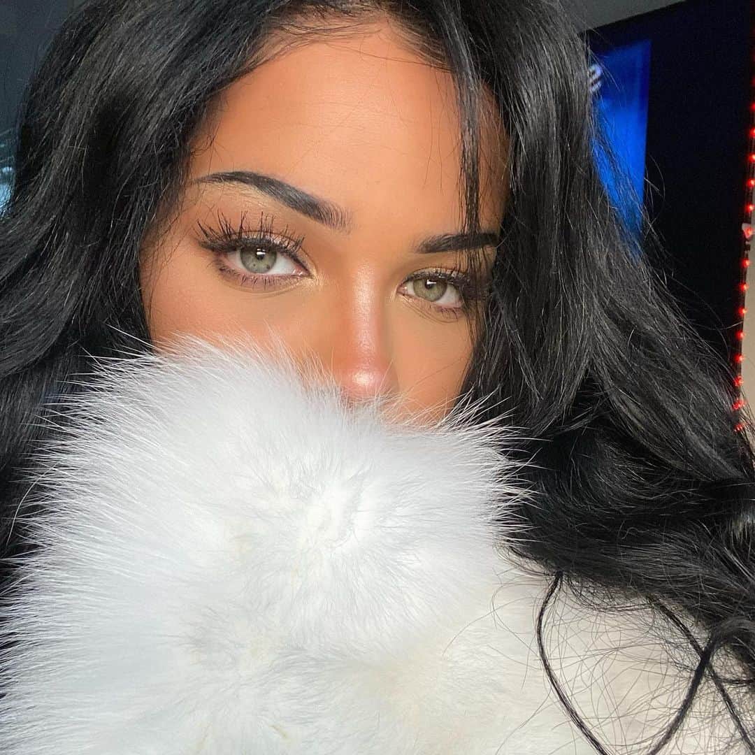 NISRINA SBIAのインスタグラム：「@fashionnova cyber Monday sale > 90% wearin @mavenbeauty 🌙 #mavenbeautypartner」