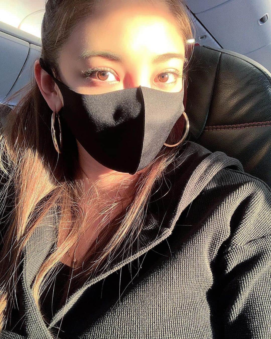 里海のインスタグラム：「夕陽☀️で目が茶色👁  まつ毛はいつも　@lovecurl.eyelash   でお願いしています⭐️  c8.9.10です🥰  #eyelash #まつ毛エクステ　 #里海美容情報」