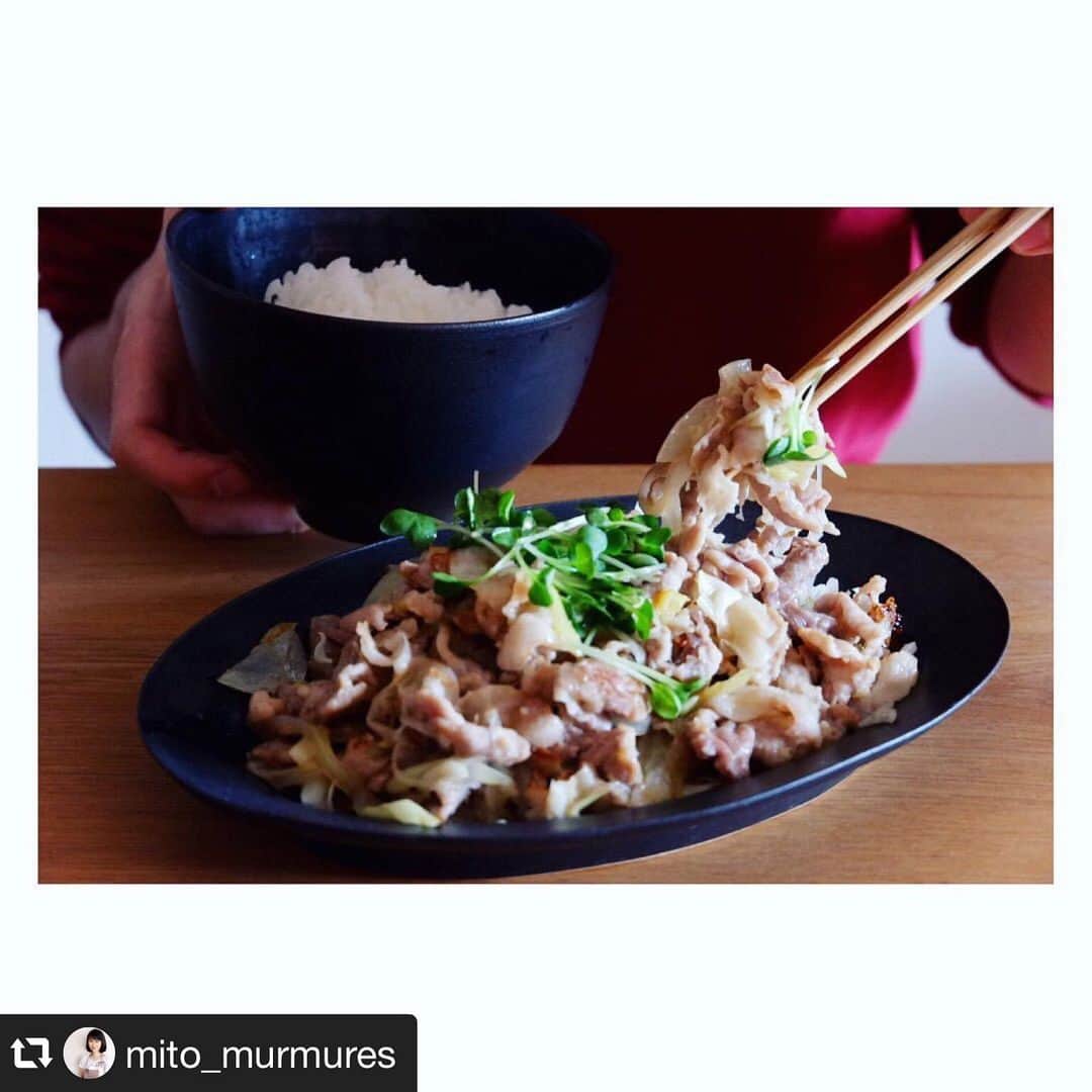 のインスタグラム：「. #repost @mito_murmures 様 【塩ねぎ生姜焼き】 子供から大人までみんなが大好きな生姜焼きを塩味にアレンジ😆✨ ご飯が進みそうなおかずですね！ キレのある「#伯方の塩DRY 」は、塩味をきかせたい時やフライパン料理にぴったり💁‍♀️🎶 ボトルタイプなのでパラパラ～と振りかけることができて便利な一本です☝️ 新たな定番メニューの「塩ねぎ生姜焼き」と共に、一家に一本の定番塩としてオススメです💓 . #伯方の塩#塩#salt#晩ごはん#料理好きな人と繋がりたい#豊かな食卓#キッチングラム . 〰️〰️〰️〰️〰️〰️〰️〰️〰️〰️ . 『塩ねぎ生姜焼き』 生姜焼きが食べたい🎶 リクエストにお答えして。。。 ねぎがたっぷりの塩味生姜焼き😊 ・ ・ 「え〜いつもの生姜焼きが良かったんだけどなー」と言っていた息子も無言でもりもり🎶美味しかったのね もっと母さんを信用して下さいな🤣 ・ ・ @hakatanoshio_official  伯方の塩DRYで キレのある塩味に お肉の下の千切りキャベツとの相性もバッチリでした👌 我が家の定番メニュー決定です❣️ ・ ・ #生姜焼き #ねぎ塩しょうが焼き #千切りキャベツ #おうちごはん #定番メニューに決定  #男子ごはん #家庭料理教室ミュールミル #ミュールミル #江東区料理教室 #カイハウスクラブ #第3期はかたのしおアンバサダー  #伯方の塩 DRY」