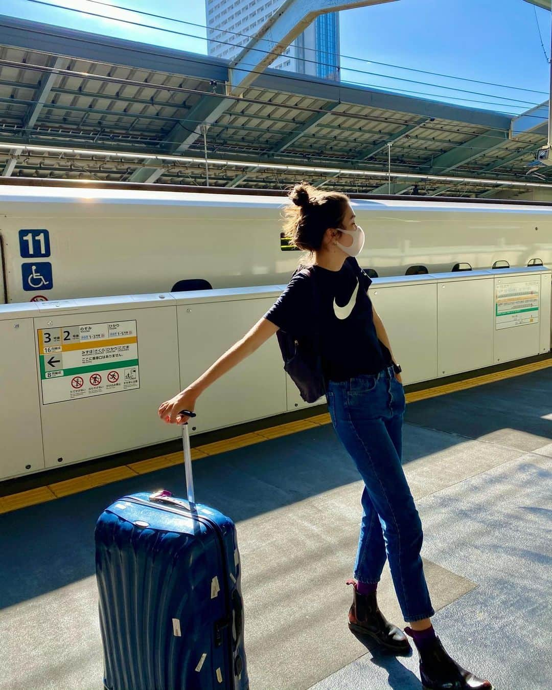 香華（KOuKA）のインスタグラム：「Getting in some vitamin D whilst awaiting for the Shinkansen 🚅 Thank you Japanese winter sun ☀️💗#backtotokyo #bullettrain #shinkansen #yesmyeyesareclosed #hashtag」