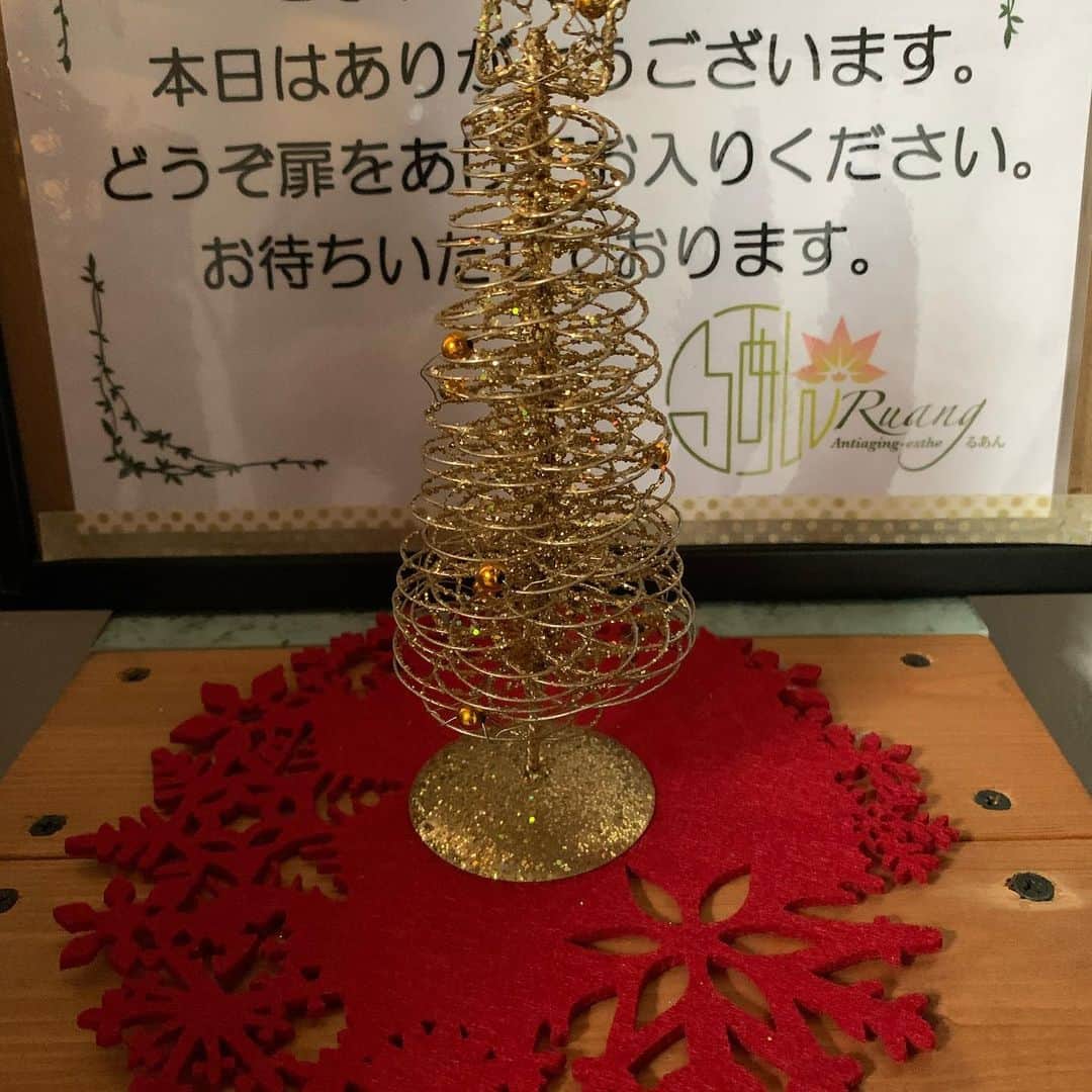 Yuka Mukaibayashiさんのインスタグラム写真 - (Yuka MukaibayashiInstagram)「. 12月と言えばクリスマス . 飾りつけをして写真を撮ってみて . 何か違う！ . 飾りを移動したり . 紐を変えたり . やっと納得しての投稿(何日かかってるんじゃー!) . こうやって見ると昨年とほぼ変わって無い気もするけど😅 (自己満足だよね) . . . さて今年もあと１か月頑張りましょう . . . そして今日も皆さまにとって、良い一日でありますように♡ . .  ☆☆☆☆☆☆☆☆☆☆☆☆☆☆☆  ★骨盤メソッド★ ■1クール(8回) ¥89,000 (Ｏ2クラフト１本付)  ■単発１回 ¥12,000  ★その他メニュー★ ■Ruang ボディ 60分　¥8,200 90分　¥12,000 120分 ¥15,800  ■フェイシャル　 ・るあん小顔　¥6,500 ・ヘッド&フェイシャル 　¥10,800 → ¥10,000(おトク) ・パワーレメディフェイシャル 　　　　　　　¥14,800  ☆☆☆☆☆☆☆☆☆☆☆☆☆☆☆ . 大垣市役所 近く 岐阜県大垣市俵町 エステ るあん ↓↓↓プロフィールへ @ruang2013510 . . プロフィールの下段にあります❣️ タップしてね 🔗↓↓↓ ここからご予約できます linktr.ee/ruang2013510 . 平日 10:00〜最終受付18:00 土日 10:00〜最終受付16:00 不定休 女性専用サロン  フェイシャル ボディ パワーレメディ 骨盤メソッド【B-FRAP】 MIREY O2クラフト ALTHAUS   #エステるあん #大垣エステ #大垣エステサロン #大垣エステティックサロン #プライベートサロン #アンチエイジング #Ｏ2クラフト #MIREY #高濃度酸素オイル #小顔  #パワーレメディ #肩こりひどい #首こりつらい #背中が重い #骨盤矯正 #骨盤メソッド #美脚美尻メソッド#ALTHAUS #二人三脚」12月1日 11時22分 - ruang2013510