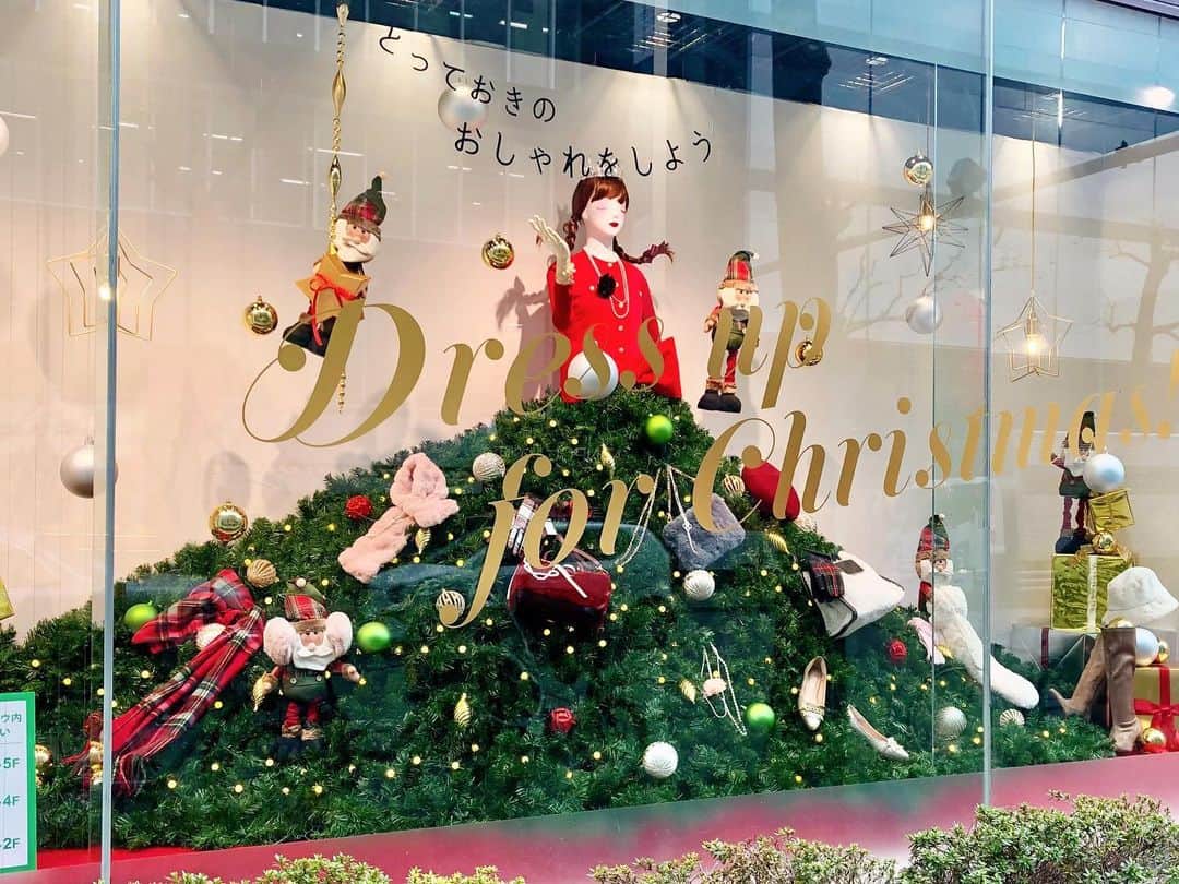 ファンビ寺内 (fanbi) さんのインスタグラム写真 - (ファンビ寺内 (fanbi) Instagram)「Dress up for Christmas🎄 可愛いすぎるツリードレスのウインドウ🥰こんなドレス着てみたいですね👗✨ . ⚠️お問い合わせは… インスタグラム プロフィールページの電話・メール、もしくはホームページのお問い合わせ よりお願いします🙇🏻‍♀️ TEL：06-6262-2161(代表) MAIL：info@fanbi.co.jp -------------------- #ファンビ寺内 は、会員制の #卸問屋 です。 店舗へのアクセス、ご利用方法はプロフィールのURLからご確認ください😊 -------------------- #フォローしてね 😉💕  #ファンビ #fanbi寺内 #fanbi #寺内 #大阪 #osaka #本町 #honmachi #堺筋本町 #sakaisujihonmachi  #問屋 #ファンビのウィンドウ #ウィンドウディスプレイ #ウィンドウ #ショーウィンドウ #クリスマスバージョン #ツリードレス #めちゃかわいい #クリスマスツリー #クリスマス #ドレスアップ」12月1日 11時32分 - fanbi_official