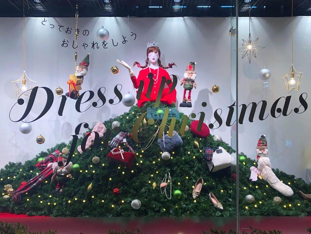 ファンビ寺内 (fanbi) さんのインスタグラム写真 - (ファンビ寺内 (fanbi) Instagram)「Dress up for Christmas🎄 可愛いすぎるツリードレスのウインドウ🥰こんなドレス着てみたいですね👗✨ . ⚠️お問い合わせは… インスタグラム プロフィールページの電話・メール、もしくはホームページのお問い合わせ よりお願いします🙇🏻‍♀️ TEL：06-6262-2161(代表) MAIL：info@fanbi.co.jp -------------------- #ファンビ寺内 は、会員制の #卸問屋 です。 店舗へのアクセス、ご利用方法はプロフィールのURLからご確認ください😊 -------------------- #フォローしてね 😉💕  #ファンビ #fanbi寺内 #fanbi #寺内 #大阪 #osaka #本町 #honmachi #堺筋本町 #sakaisujihonmachi  #問屋 #ファンビのウィンドウ #ウィンドウディスプレイ #ウィンドウ #ショーウィンドウ #クリスマスバージョン #ツリードレス #めちゃかわいい #クリスマスツリー #クリスマス #ドレスアップ」12月1日 11時32分 - fanbi_official
