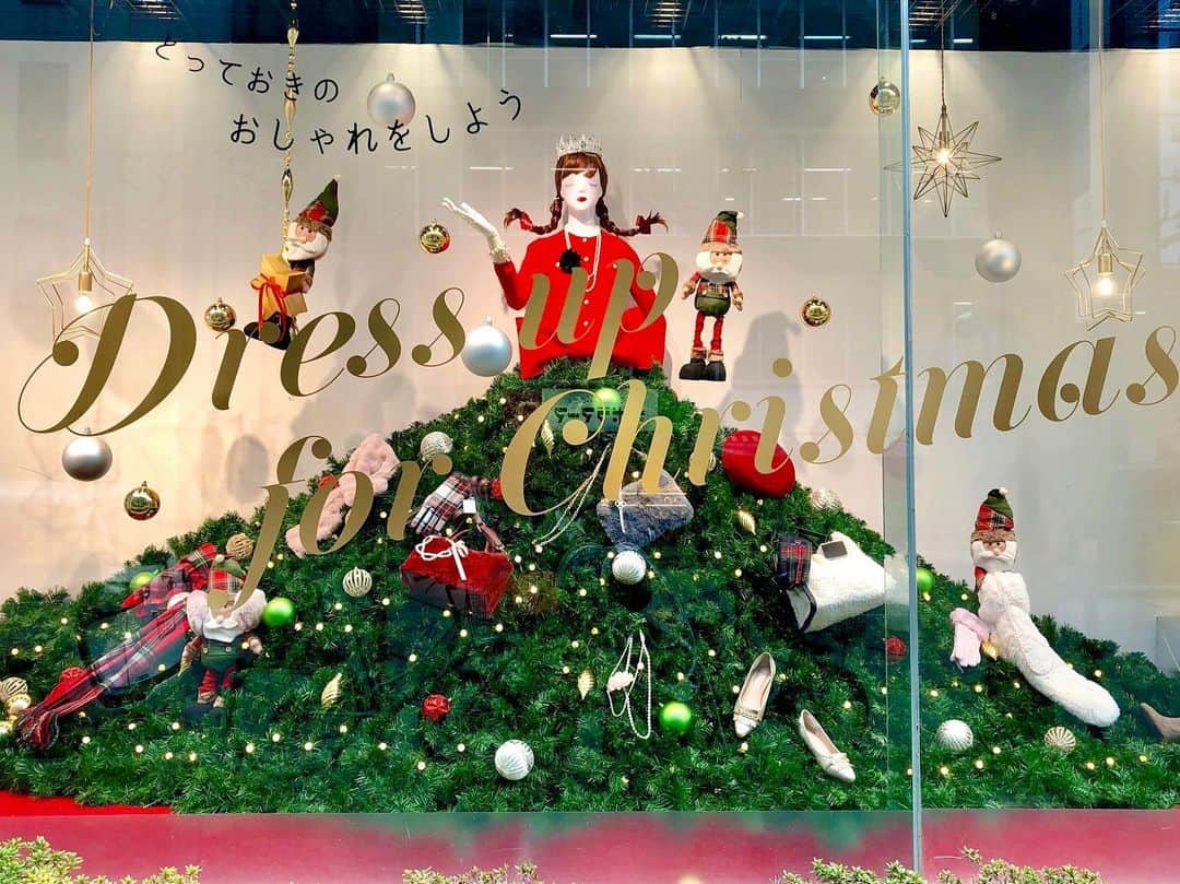 ファンビ寺内 (fanbi) さんのインスタグラム写真 - (ファンビ寺内 (fanbi) Instagram)「Dress up for Christmas🎄 可愛いすぎるツリードレスのウインドウ🥰こんなドレス着てみたいですね👗✨ . ⚠️お問い合わせは… インスタグラム プロフィールページの電話・メール、もしくはホームページのお問い合わせ よりお願いします🙇🏻‍♀️ TEL：06-6262-2161(代表) MAIL：info@fanbi.co.jp -------------------- #ファンビ寺内 は、会員制の #卸問屋 です。 店舗へのアクセス、ご利用方法はプロフィールのURLからご確認ください😊 -------------------- #フォローしてね 😉💕  #ファンビ #fanbi寺内 #fanbi #寺内 #大阪 #osaka #本町 #honmachi #堺筋本町 #sakaisujihonmachi  #問屋 #ファンビのウィンドウ #ウィンドウディスプレイ #ウィンドウ #ショーウィンドウ #クリスマスバージョン #ツリードレス #めちゃかわいい #クリスマスツリー #クリスマス #ドレスアップ」12月1日 11時32分 - fanbi_official