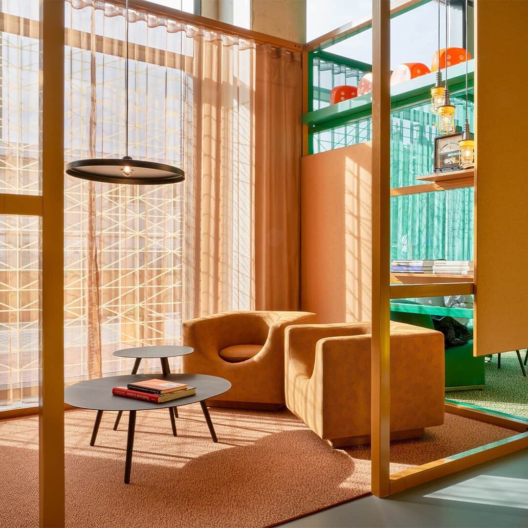 Design Milkさんのインスタグラム写真 - (Design MilkInstagram)「@thestudenthotel offers both accommodations for students and hotel rooms with long-term stay options, giving visitors the opportunity to commune with fellow travelers, and live and work among area locals and students. Opened on October 1, 2020, the hotel's latest iteration in Delft in the Netherlands has taken up residence next to Delft Central Station in ‘Nieuw-Delft’, the heart of the city’s green development program. The space was designed by Amsterdam-based interior design studio @theinvisibleparty, in collaboration with the brand’s in-house design team, according to circular design principles like reusing materials and reducing waste, making it sustainable as well as eye-catching. \\\ Read more about The Student Hotel Delft at the link bio. 🔗  ✍️ : @katietreggiden.1」12月1日 11時28分 - designmilk
