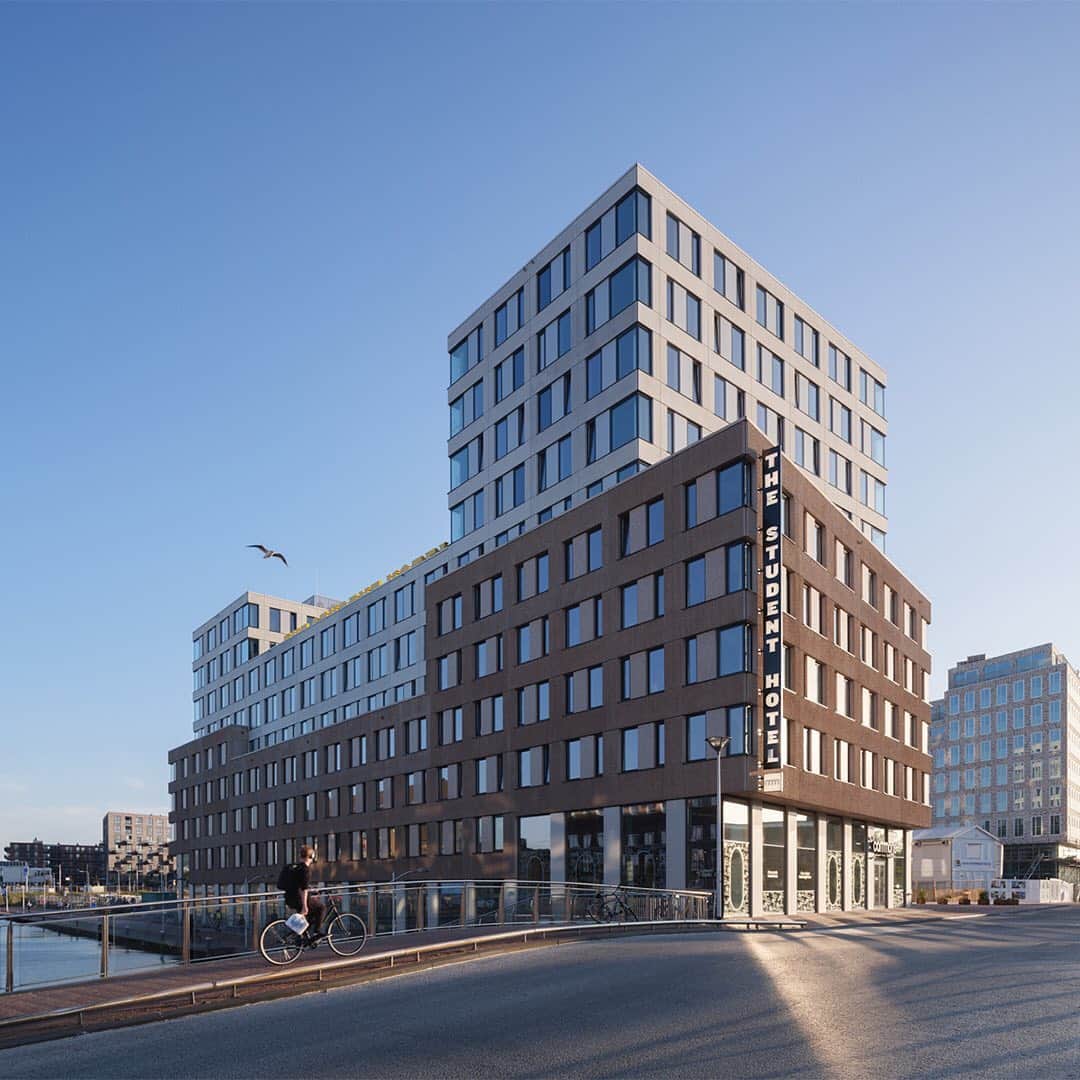 Design Milkさんのインスタグラム写真 - (Design MilkInstagram)「@thestudenthotel offers both accommodations for students and hotel rooms with long-term stay options, giving visitors the opportunity to commune with fellow travelers, and live and work among area locals and students. Opened on October 1, 2020, the hotel's latest iteration in Delft in the Netherlands has taken up residence next to Delft Central Station in ‘Nieuw-Delft’, the heart of the city’s green development program. The space was designed by Amsterdam-based interior design studio @theinvisibleparty, in collaboration with the brand’s in-house design team, according to circular design principles like reusing materials and reducing waste, making it sustainable as well as eye-catching. \\\ Read more about The Student Hotel Delft at the link bio. 🔗  ✍️ : @katietreggiden.1」12月1日 11時28分 - designmilk
