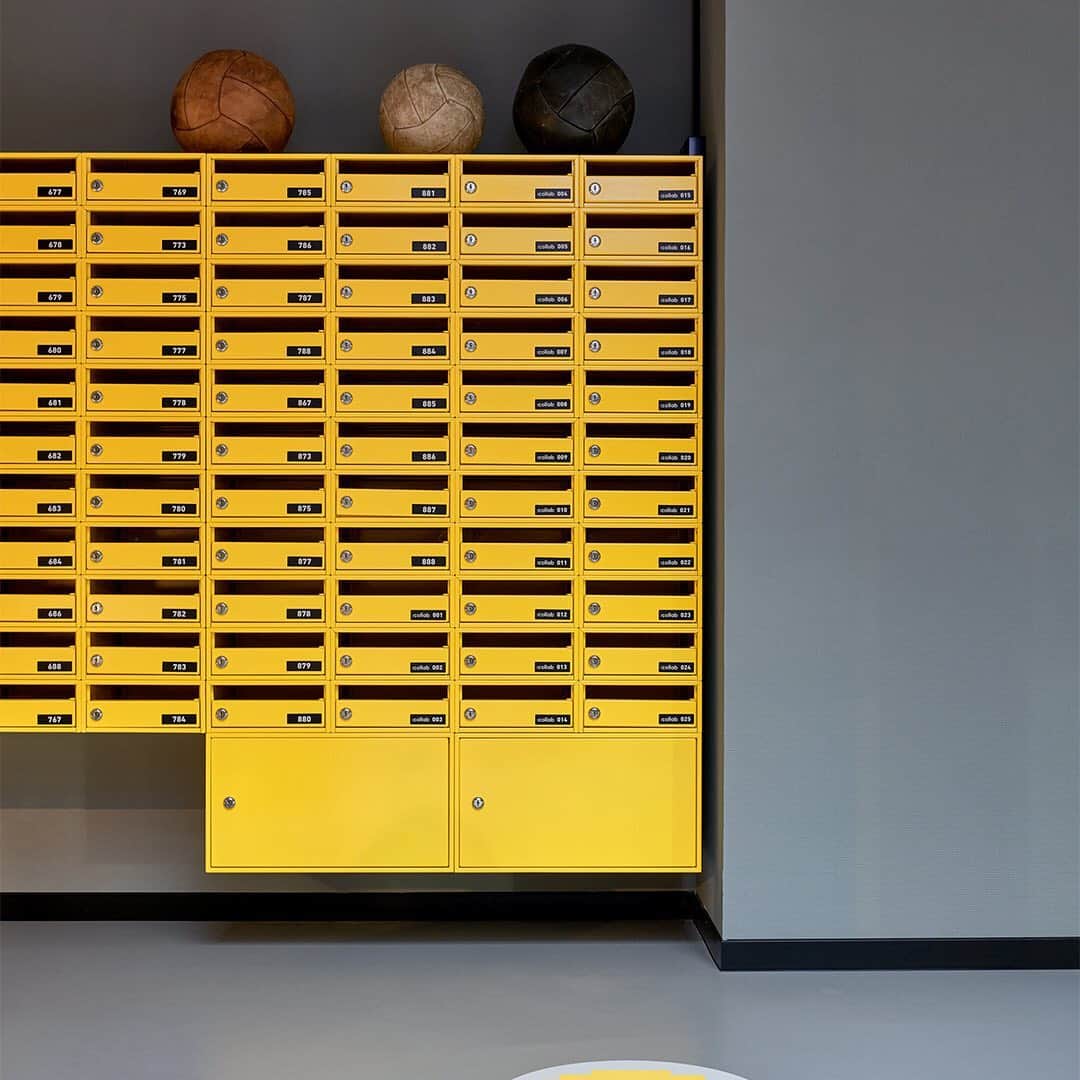 Design Milkさんのインスタグラム写真 - (Design MilkInstagram)「@thestudenthotel offers both accommodations for students and hotel rooms with long-term stay options, giving visitors the opportunity to commune with fellow travelers, and live and work among area locals and students. Opened on October 1, 2020, the hotel's latest iteration in Delft in the Netherlands has taken up residence next to Delft Central Station in ‘Nieuw-Delft’, the heart of the city’s green development program. The space was designed by Amsterdam-based interior design studio @theinvisibleparty, in collaboration with the brand’s in-house design team, according to circular design principles like reusing materials and reducing waste, making it sustainable as well as eye-catching. \\\ Read more about The Student Hotel Delft at the link bio. 🔗  ✍️ : @katietreggiden.1」12月1日 11時28分 - designmilk