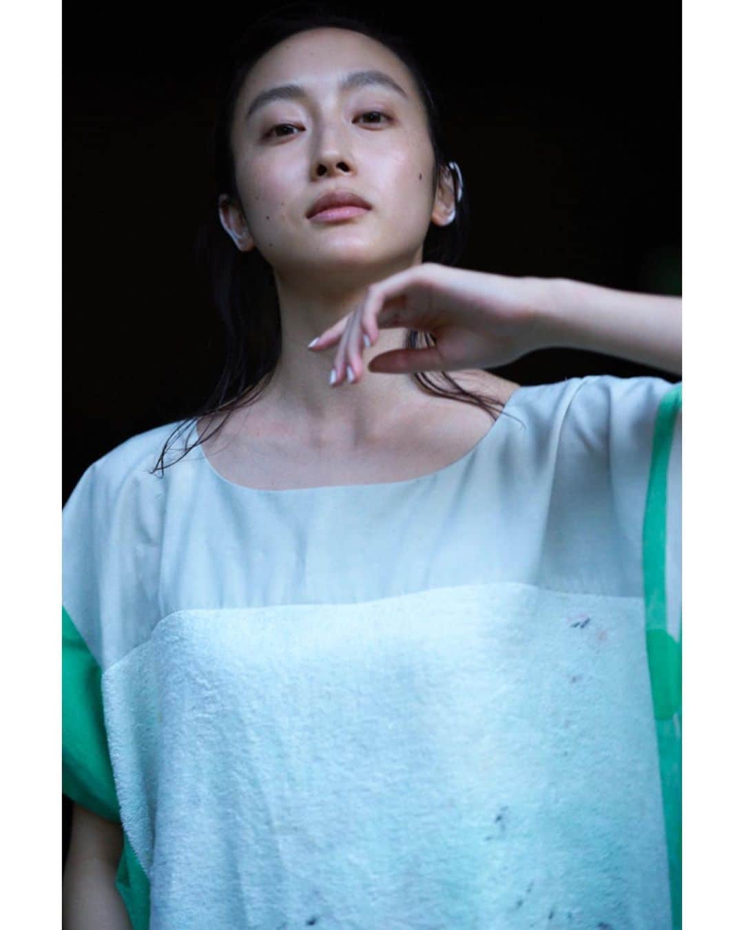 泉見祐希のインスタグラム：「. spoken words project 2021 S/S collection  art director #榎木太郎 photographer #江森康之 make&hair #廣瀬瑠美  . 陰絵師の川村亘平斎氏( @kawamura_koheysai )とのコラボでの撮影でした。とても幻想的な時間で楽しかったー。」