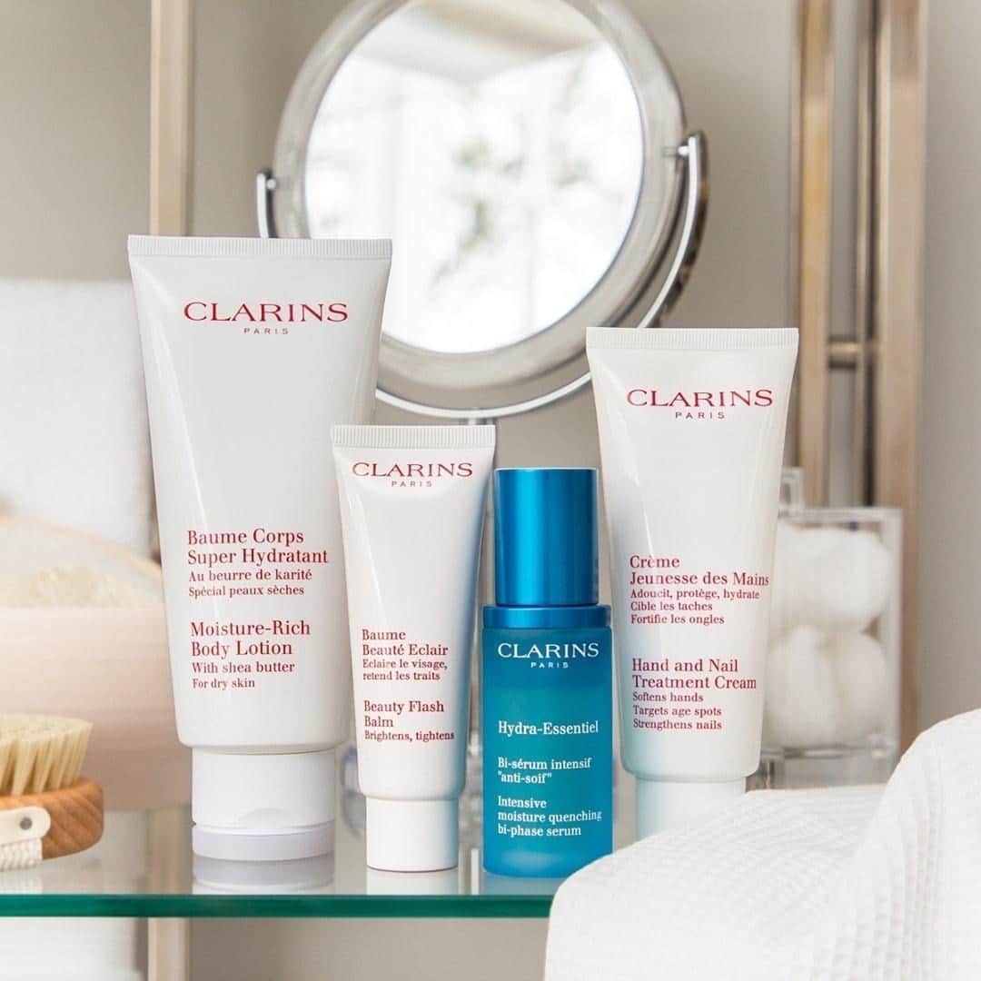 Clarins Canadaのインスタグラム：「Now that's a routine that makes us want to get cozy. As we age, the skin tends to suffer from dehydration. Especially in winter! Heating, cold weather and hot showers are all factors that can contribute to drying out our skin. Soothe it with the moisturizing comfort of our specific facial and body treatments. Psst, this routine is a great gift idea!😉❄️⁣ __________⁣ Voilà une routine qui nous donne envie de faire du cocooning. En vieillissant, la peau a tendance à souffrir de déshydratation. Tout particulièrement l'hiver! Le chauffage, le temps froid et les douches trop chaudes sont tous des facteurs qui peuvent contribuer à dessécher votre peau. Apaisez-la avec le confort hydratant de nos soins spécifiques pour le visage et pour le corps. Psst, cette routine est aussi une idée cadeau de rêve !😉❄️⁣ .⁣ .⁣ .⁣ 📸 : @clarinsuk⁣ #Clarins #ItsAllAboutYou #ClarinsHydration」