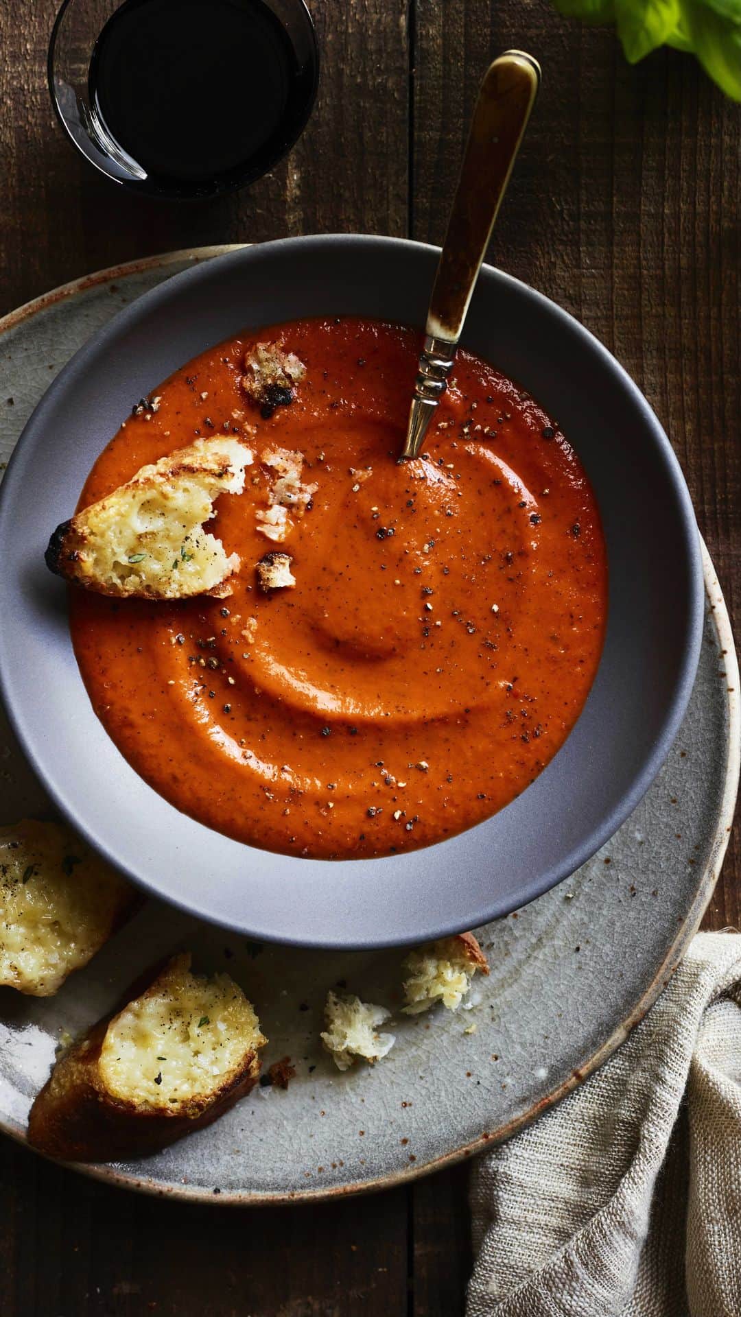 Gaby Dalkinのインスタグラム：「https://whatsgabycooking.com/roasted-tomato-basil-soup/」