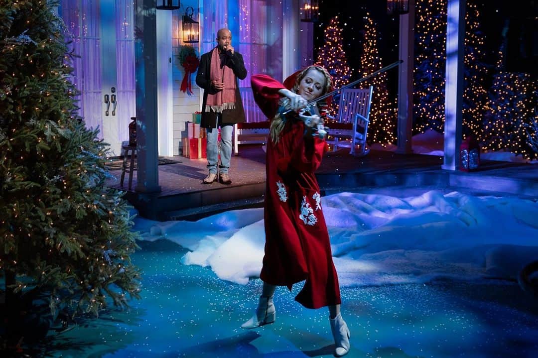 アメリカン・ブロードキャスティング・カンパニーのインスタグラム：「@dariusrucker and @lindseystirling sound like angels singing in their #CMAchristmas performance 😇」