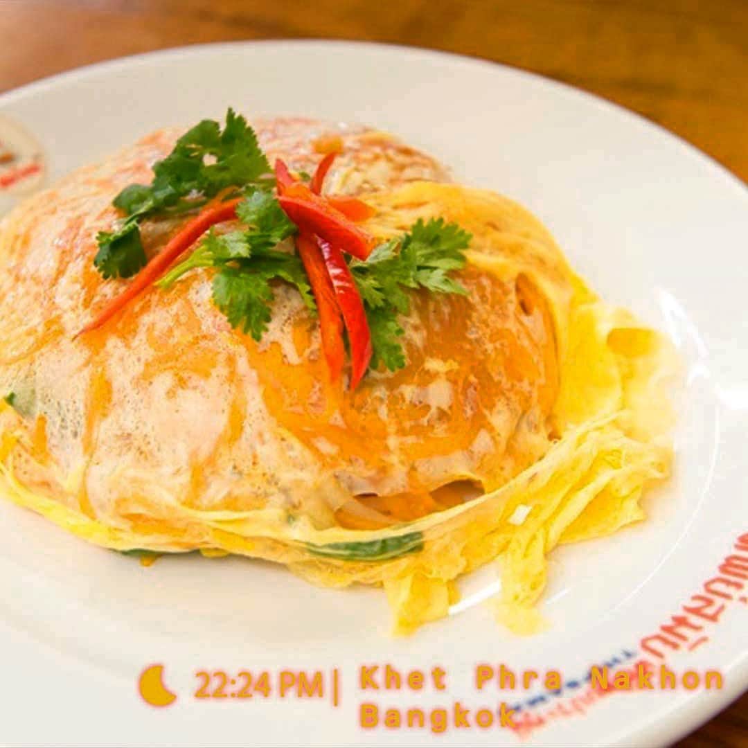 HereNowさんのインスタグラム写真 - (HereNowInstagram)「This Old Town local favorite serves the best pad thai in Bangkok  📍：Thip Samai （Bangkok）  "This is my favorite place for pad thai! Of course the pad thai is excellent, but their fresh orange juice is also some of the best in town!" Artist, Notep @notep   #herenowcity #herenowbangkok #wonderfulplaces #beautifuldestinations #travelholic #travelawesome #traveladdict #igtravel #instapassport #foodblogger #thaifoodstagram #thaifoodlover #asianfood #spicyfood #deliciousness #comfortfood #streetfood #好吃 #Bangkok #explorethailand #バンコク #バンコク観光 #バンコク旅行 #방콕 #방콕여행 #태국 #曼谷」12月1日 11時40分 - herenowcity