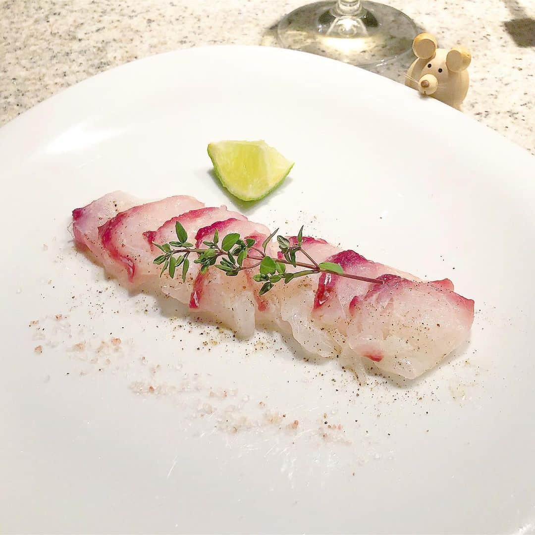 榊山敬代のインスタグラム：「🌿﻿🐟🧂🍋… . 二日目のタイさんへ とひきつづきまして  画像はいただいてから三日目 の模様にてさらにシットリと  何もつけなくても甘くて おいしかったのですけど  この日はマリネ風スタイルで 常備しておりますタイム添え いただく前にパラパラ散らし なんておいしいんですかの巻  タイを三日に渡って楽しめるのも 新鮮だからこその貴重な頂きもの  個人的には弾力のある新鮮な歯応えより 寝かせてやさしい口当たりの方が好み哉  #またたべたい　…鯛🐟"" ・ ・ 🍁#休日の過ごし方 … ・ ・ ・　 ・ #おうちごはん 工夫 #おうち大好き #enjoyhome ・  ・  ・ #秋 #Autumn #食欲の秋 #頂き物 🙏#鯛 #Redsnapper #ご馳走  #夕食 #夜食 #dinner #おうちごはん  #おつまみ #タイ  #healthy #food #seafood #osashimi #お刺身  #antipasto #artist #kitchen #cooking #日本画家 の #お料理こんなもん」