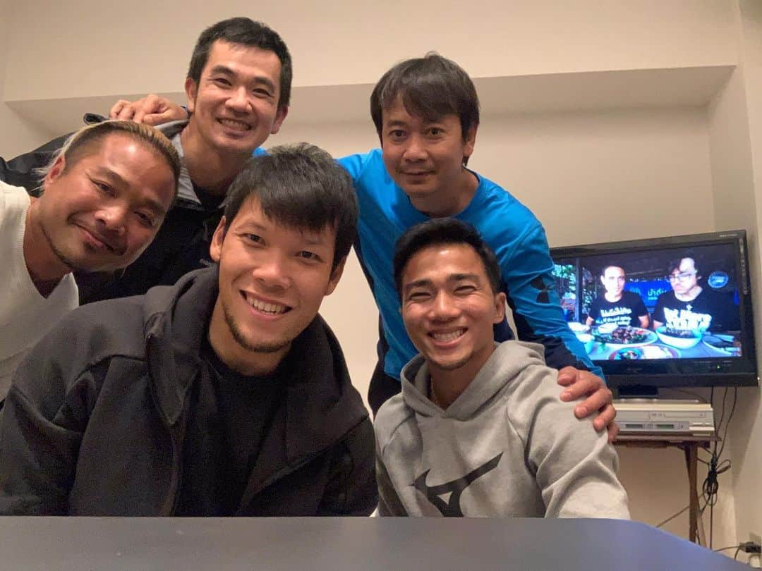 チャナティプ・ソングラシンのインスタグラム：「ได้มีโอกาส ไปทานข้าวที่บ้านพี่นัดกับพี่นุ ซึ่งเป็นเจ้าของ ร้านอาหารไทย ในซัปโปโร ร้านชื่อว่า “สยาม”  ขอบคุณมากๆครับที่ได้ทำอาหารไทยให้พวกเราสามคนได้ทานกันครับ  อร่อยมาก  ใครมาเที่ยวก็อย่าลืมแวะไปชิมกันได้นะครับ 🙏🏽❤️ #คนไทยใจดี #คนไทยยิ้มเก่ง #3150」