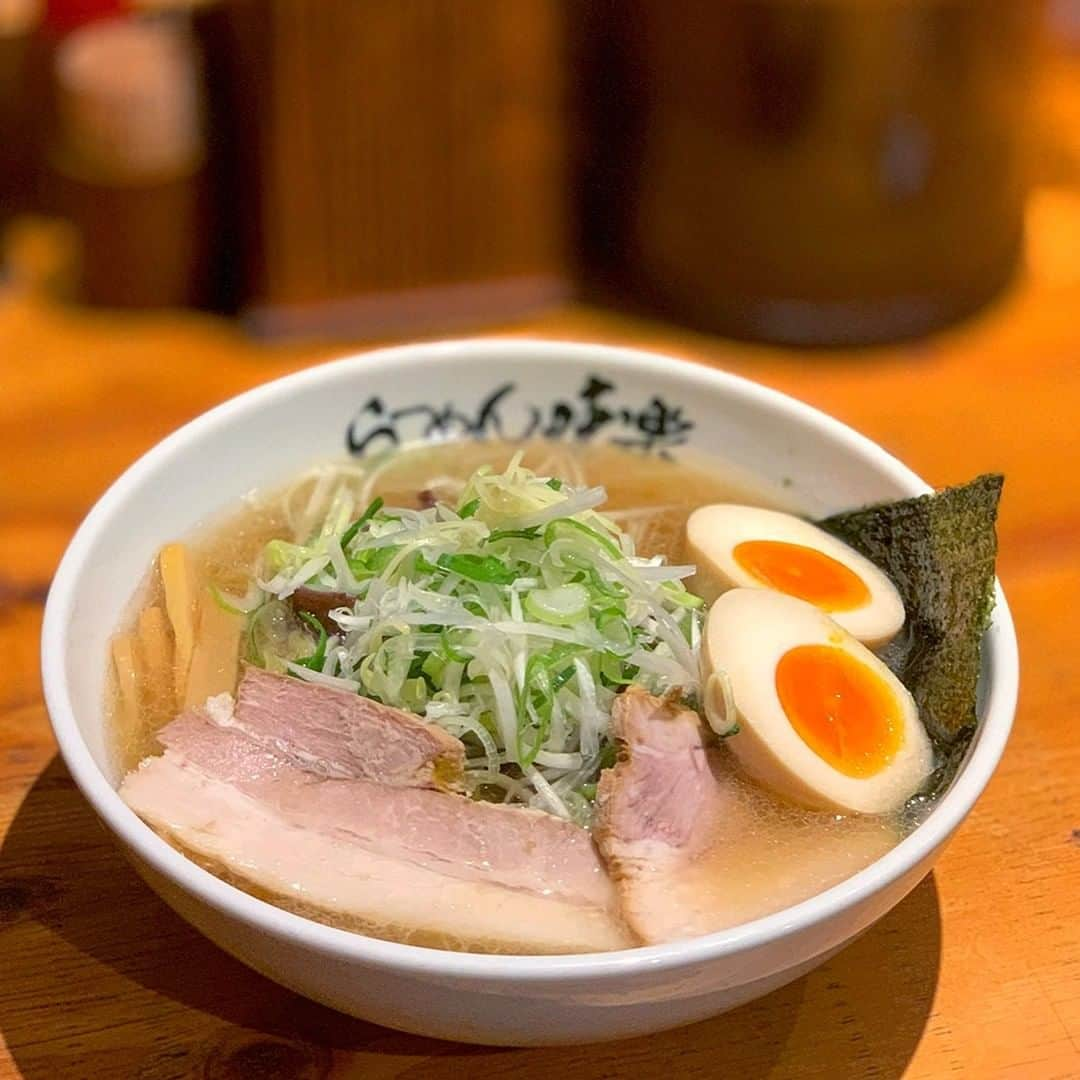 新横浜ラーメン博物館(ramen museum)さんのインスタグラム写真 - (新横浜ラーメン博物館(ramen museum)Instagram)「日帰り不可能!日本一?行くのが困難な絶品「#島ラーメン 🗻」利尻らーめん味楽 看板メニューは「#焼き醤油らーめん 🍜」。 利尻昆布をふんだんに使用したスープをより深く味わうには「#焼き塩らーめん 」がおススメです😘　 利尻昆布ダシの味付け玉子をトッピングしてお召し上がりください😁  #ラーメン #ラーメン部 #ラーメン倶楽部 #ラーメンインスタグラム #ラーメンインスタグラマー #ラー写 #ラー活 #麺スタグラム #麺活 #ラーメンパトルール #フードポルノ #麺スタグラマー #ラーメン博物館 #ラー博 #らーめん味楽 #味楽 #利尻 #ramenmiraku #利尻昆布  #ramen #ramenmuseum #ramenlover #ramennoodles #ramenlife #ramenjapan #foodporn #foodie」12月1日 11時45分 - ramenmuseum