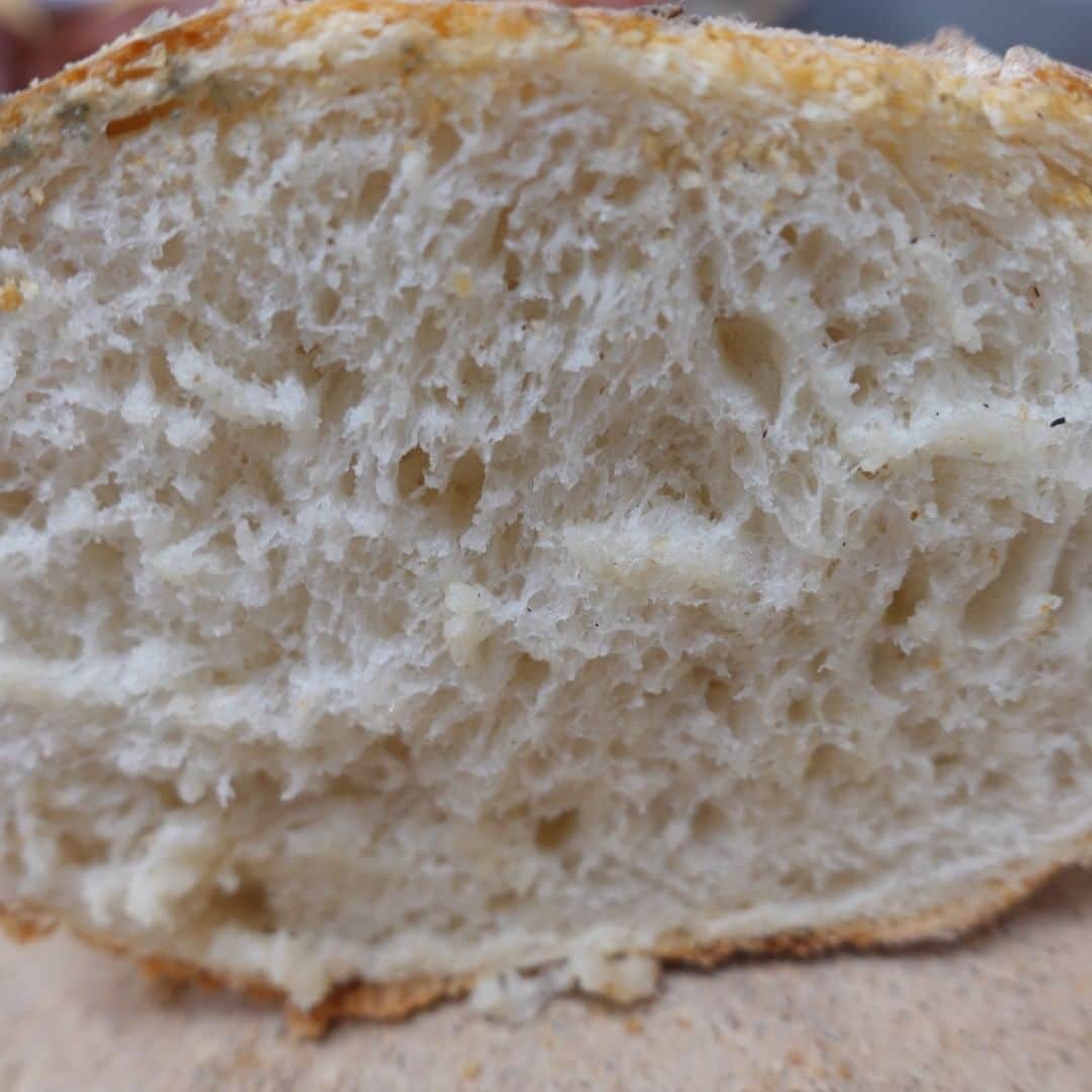 魔女菅原さんのインスタグラム写真 - (魔女菅原Instagram)「＃パーネトスカーノ　＃ハード系パン　＃パンの断面  イタリアのトスカナ地方のパンです。塩分の少ない（中世までは塩は貴重なものだったため、パンは塩を入れないで製造していたそうです）伝統的なパン。そのままたべても香ばしく、トーストやサンドイッチにも。 ＃盛岡　＃盛岡のパン屋さん　♯盛岡パン　＃盛岡パン屋　＃自家製天然酵母のパン屋さんカンパーニュ　＃魔女菅原」12月1日 11時47分 - hatsuyosugawara