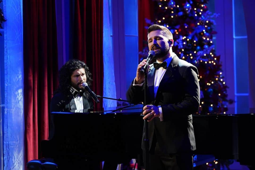 アメリカン・ブロードキャスティング・カンパニーのインスタグラム：「Christmas isn’t Christmas without a #CMAchristmas performance from @danandshay 🎄❤️」