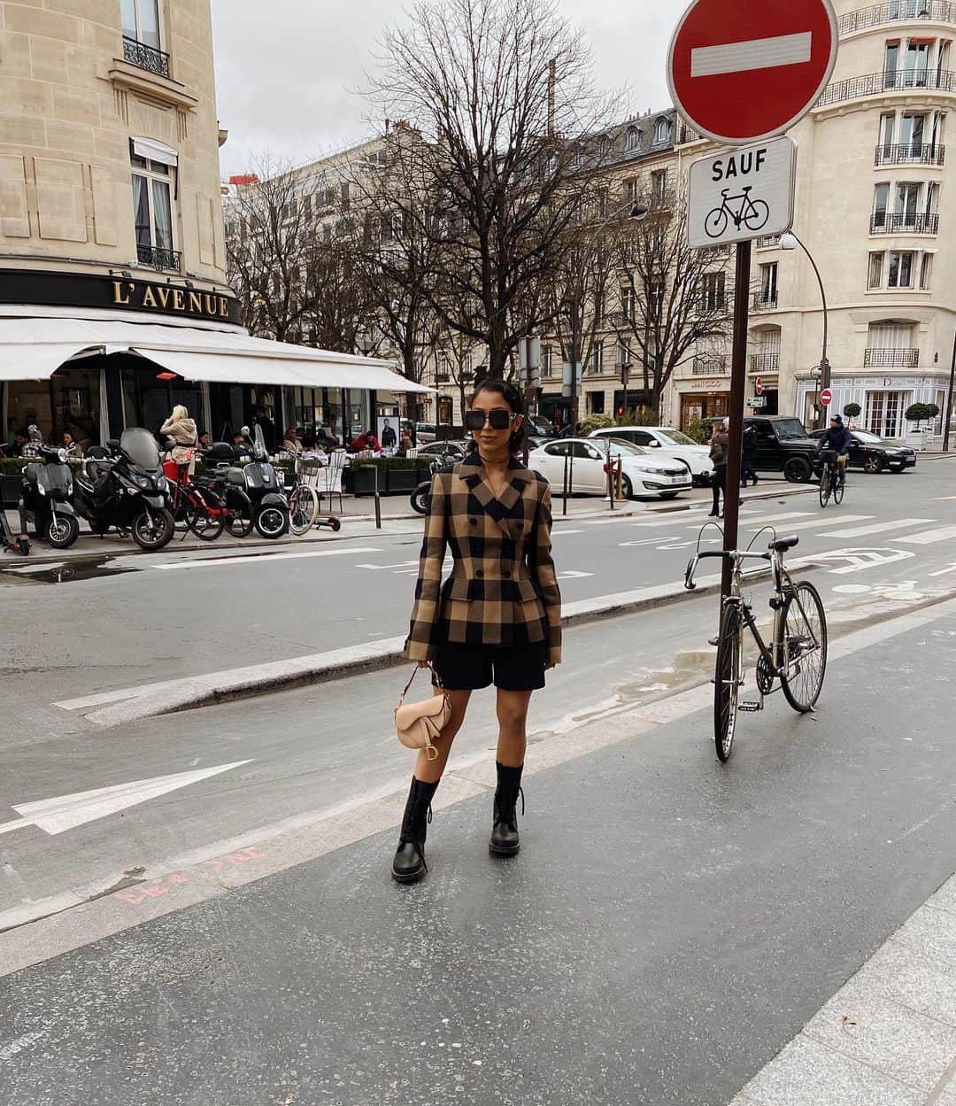 リザ・コッシーのインスタグラム：「throwback to february when i was awkwardly standing away from anyone before it was cool/medically imperative」