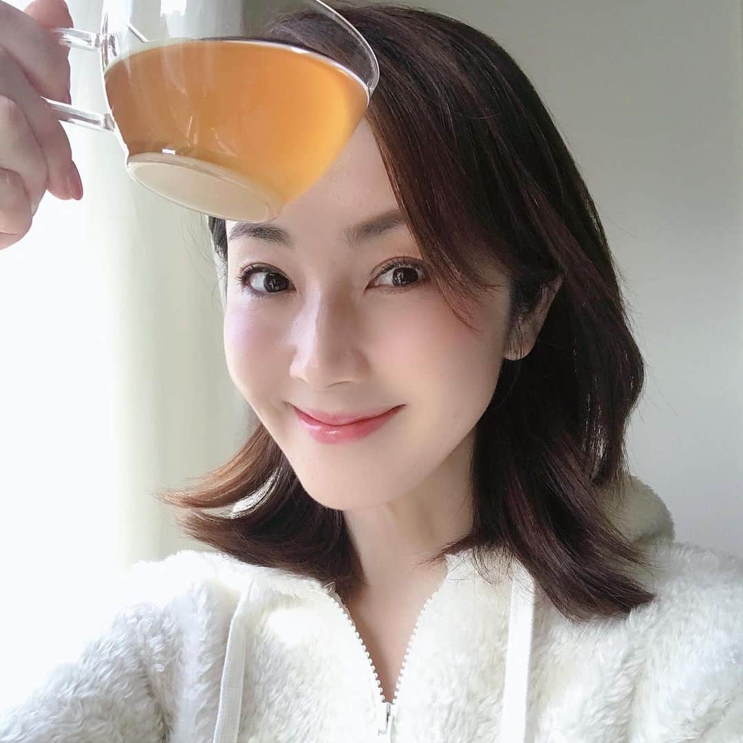のインスタグラム：「2020年ラスト12月スタート！ 全国的に寒さも増してきましたね⛄️ カラダを温めて自身の免疫力を上げていきましょう🔥 そんなお手伝いができればとNew Tea発売開始しました♡ Repost @mrs.keitea with @get_repost ・・・ New❤️ 🔥HOT Ginger Tea🔥 カラダの中からじんわり温めてくれる冬専用Teaの登場です🔥 BASE にて販売開始しました！ https://gracesbeaute.thebase.in/ ・ 2種のGinger(生姜)をメインにシナモン カラダを温める発酵ルイボス なつめ、クコの実をブレンドし足の先からポカポカと温まる美容Tea です ・ Ginger Tea と相性抜群の愛媛産甘夏柑ピールはTea の中へ入れて同時に抽出させてもCUP に直接入れて飲んでも Tea を飲みながらそのまま食べても良し♡ お好きな使い方をお楽しみください♪ ・ ・ #hotgingertea  #ginger  #gingertea  #生姜茶 #シナモン  #スパイス  #スパイスティー #温活 #美活 #カラダを温める飲み物  #instagood  #instagram #instabeauty  #instadrink  #beauty  #gracesbeaute #mrs.keitea #漢方スタイリスト #メディカルハーブセラピスト  #芦田桂子」