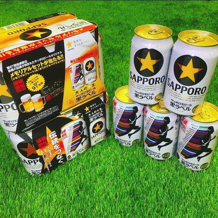 サッポロビールさんのインスタグラム写真 - (サッポロビールInstagram)「☆ 📣本日発売 サッポロ生ビール黒ラベル「箱根駅伝缶」  ＝＝＝＝＝＝＝＝＝＝＝＝＝＝  第97回大会を記念する今回の缶パッケージは、 出場20校と関東学生連合1チームの襷をモチーフとしたデザイン✨  お正月の国民的行事として親しまれている箱根駅伝。  この商品とともに本大会がよりいっそう盛り上がることを願っています。  ＝＝＝＝＝＝＝＝＝＝＝＝＝＝  #サッポロ生ビール黒ラベル _  #サッポロで乾杯 #箱根駅伝 #応援 #おうち飲み #家が好き #家飲み #うちで過ごそう #おうち時間 #おうち居酒屋 #2021年 #お正月 #年始 #ご褒美 #いただきます #乾杯 _ #サッポロ #サッポロビール #sapporobeer #乾杯をもっとおいしく」12月1日 12時07分 - sapporobeer.jp