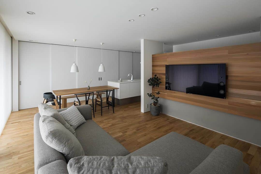 ルポハウス一級建築士事務所さんのインスタグラム写真 - (ルポハウス一級建築士事務所Instagram)「・ ・ ・ フローリングには十分な強度と耐久性を持った、くっきり木目と淡い褐色のナラ材を使用。 ・ 白と木のぬくもりを、明るい光がやさしく包み込みます。 ・ ・ ・ 𓐌𓐌𓐌𓐌𓐌𓐌𓐌𓐌𓐌𓐌𓐌𓐌𓐌𓐌𓐌𓐌𓐌𓐌  ルポハウスの施工事例はこちらまで☞ @reposhouse  𓐌𓐌𓐌𓐌𓐌𓐌𓐌𓐌𓐌𓐌𓐌𓐌𓐌𓐌𓐌𓐌𓐌𓐌 #ルポハウス は#ちょっとかっこいい家 を"友人のために" という思いでつくっています。 一生に一度の#マイホーム。 「あなたにしかできない」×「ルポハウスだからできる」で、 私たちだけの#家づくり を思いっきり楽しんでみませんか？！ ・ ・ ・ #住宅 #注文住宅 #新築一戸建て #シンプルな暮らし #デザイナーズ住宅  #一級建築士事務所 #設計事務所  #滋賀県大津市 #滋賀県草津市 #滋賀県栗東市 #リビングインテリア #無垢フローリング #ナラ無垢材 #インテリアグリーンのある暮らし」12月1日 12時08分 - reposhouse