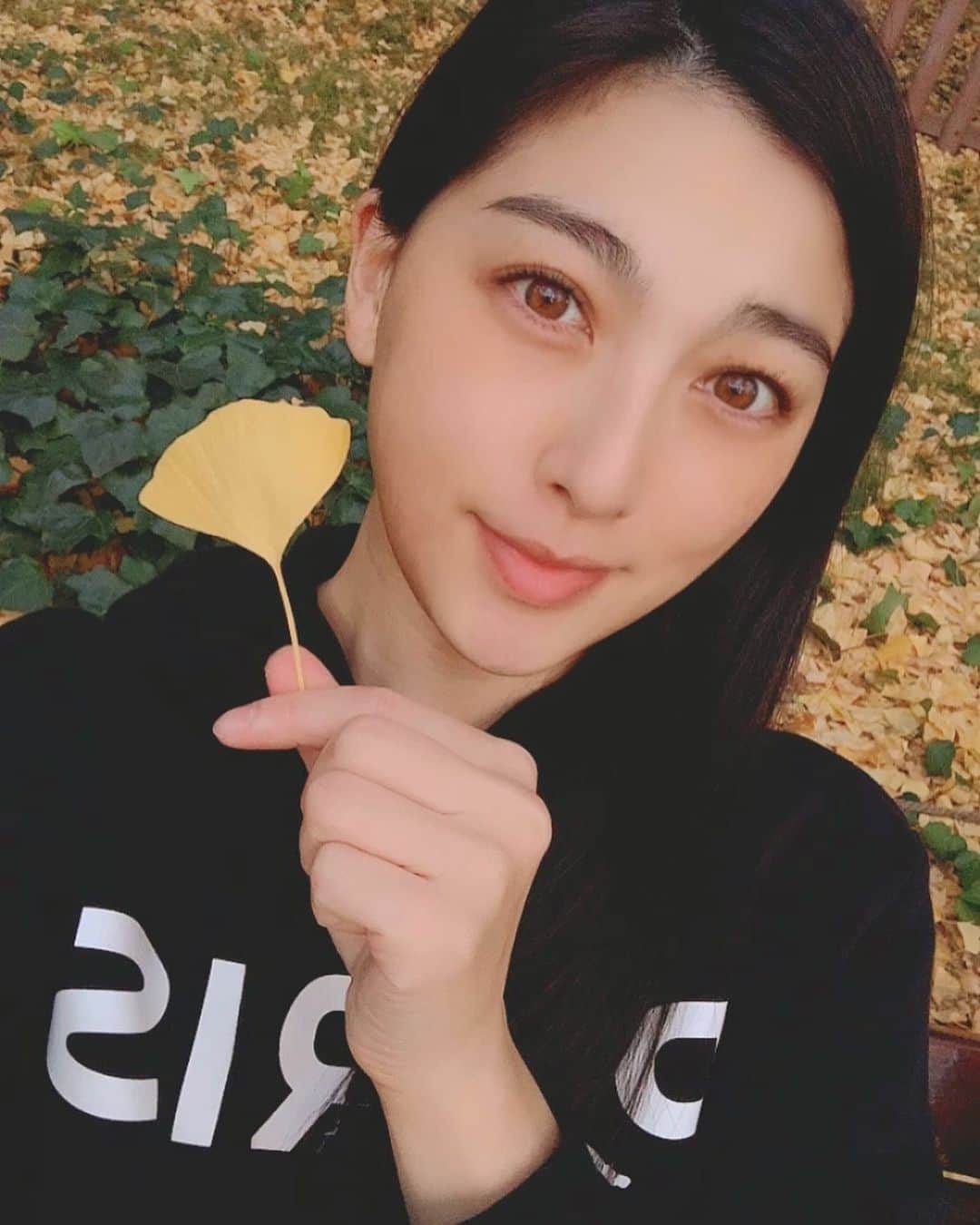 のインスタグラム：「2020年もあと1ヶ月🍂 穏やかに過ごせますよう 祈ってます✨✨ 写真は毎年行ってる #外苑前いちょう並木 😊 #イチョウ並木 #今年もあと少し #指ハート #ダブルピース ✌️✌️笑笑」