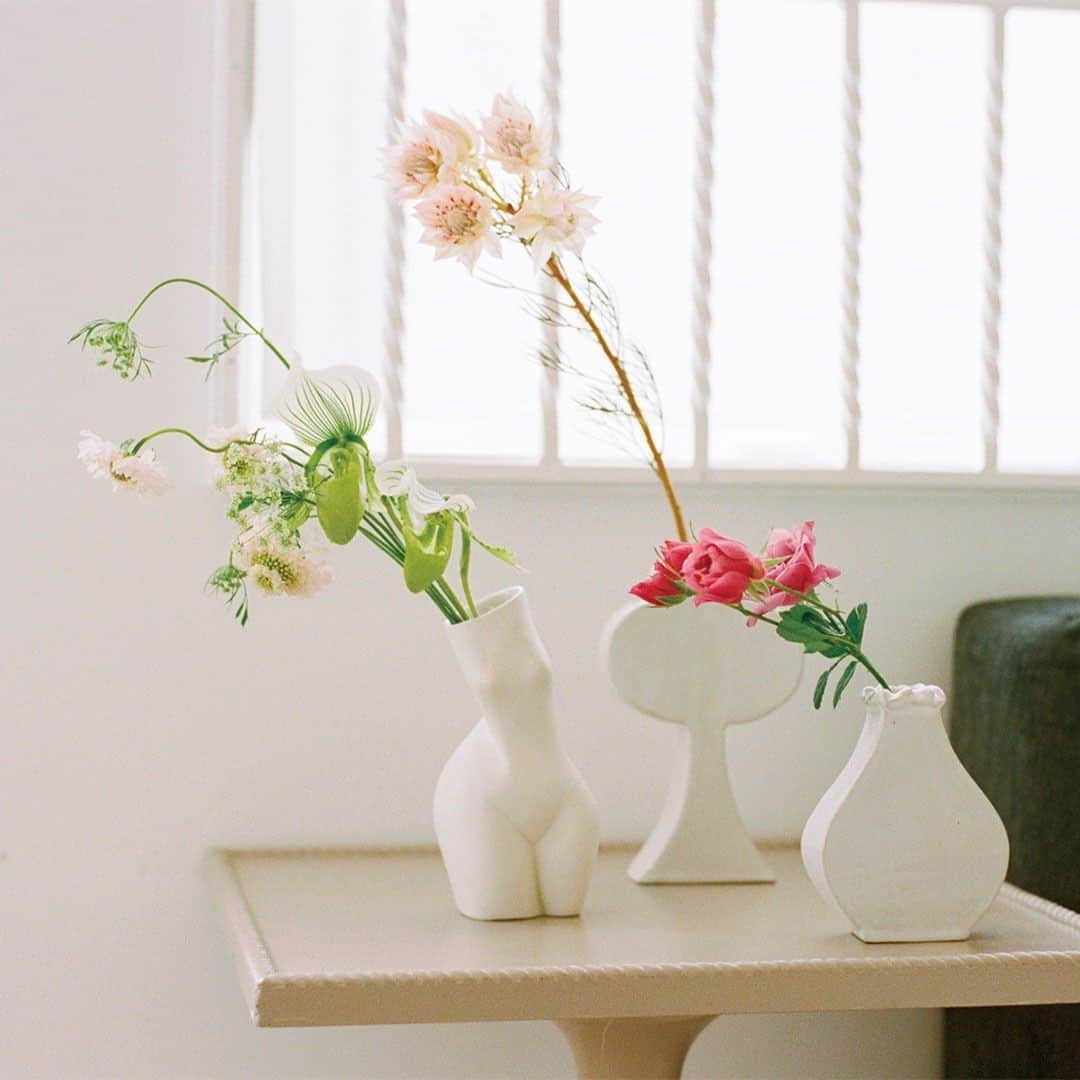 フィガロジャポンさんのインスタグラム写真 - (フィガロジャポンInstagram)「【小さなアートピースに花を飾る。】⠀ 心穏やかなひとときを演出する白の陶器は、生ける花によって表情を変える奥深さが魅力。いくつか並べて飾っても、上品な印象に。⠀ photo : @kisema1, florist et réalisation : @maisonlouparis⠀ #BirbiraKarco #AndreaKollar #figarojapon #フィガロジャポン #フィガロ1月号 #今日もこれからも心地いい暮らし。 #インテリア #花 #花器 #アート」12月1日 12時00分 - madamefigarojapon