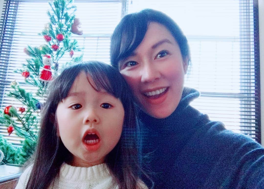 吉村美樹さんのインスタグラム写真 - (吉村美樹Instagram)「プレ幼稚園から帰宅🎄♥コーヒーブレイク☕今日も頑張りましたね☺年内は、あと2回!!母も頑張ります☺ #プレ幼稚園 #週一回 #たのしいね #先生大好き #マイペース #2歳9ヶ月 #来年から年少さん #頑張ろうね #サトルジャパン #モデル #ママモデル #吉村美樹 #🎄」12月1日 12時00分 - yoshimuramiki0911