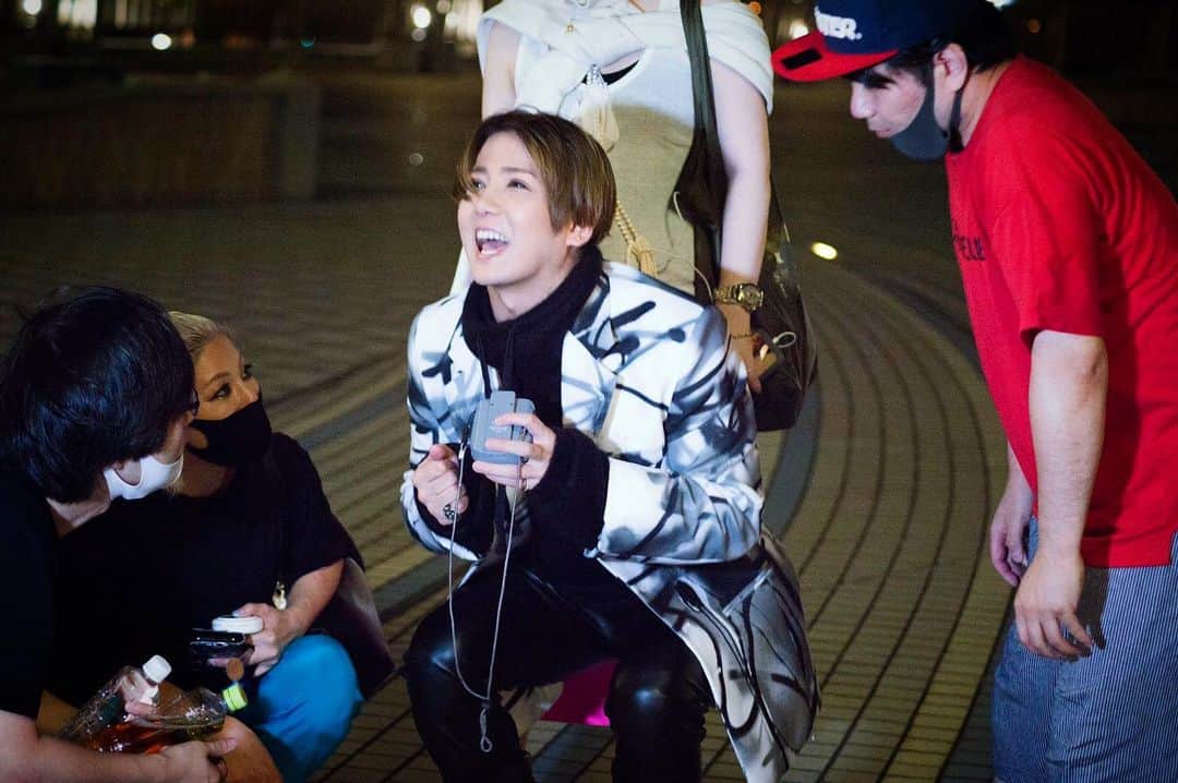 ミッチーのインスタグラム：「もう12月か、、 皆さん風邪などひかれません様、ご自愛ください！ そして今月もよろしくお願いいたします。  「どんな形でもどんなカラーでも 君が幸せならOkay」  にしても、こん時何にこんなに笑ってたんやろうか、、思い出せん笑  Photo @torukitahara」