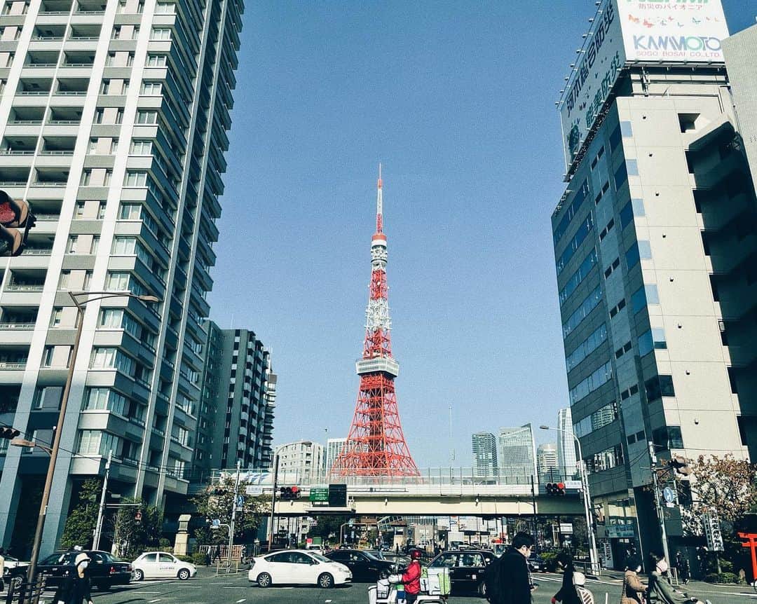 田中裕介のインスタグラム：「とある編集でしばらく引きこもっていたので久しぶりの外出。天気いいな。」