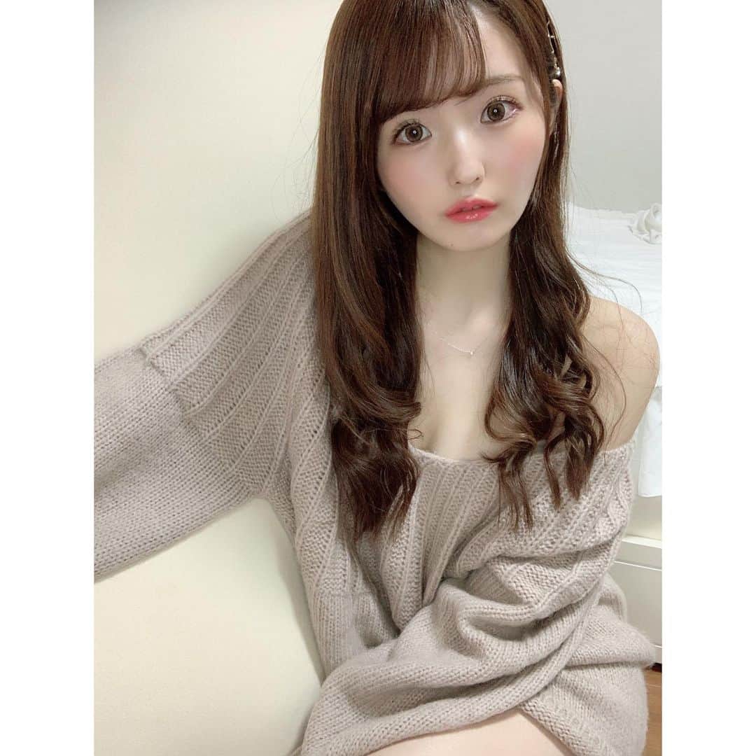 乙白さやかのインスタグラム：「人をダメにすると言う事💭 ・ ・ ・ ・ ・ ・ #自撮り #셀카 #ニット #可愛い #귀여운 #性感」