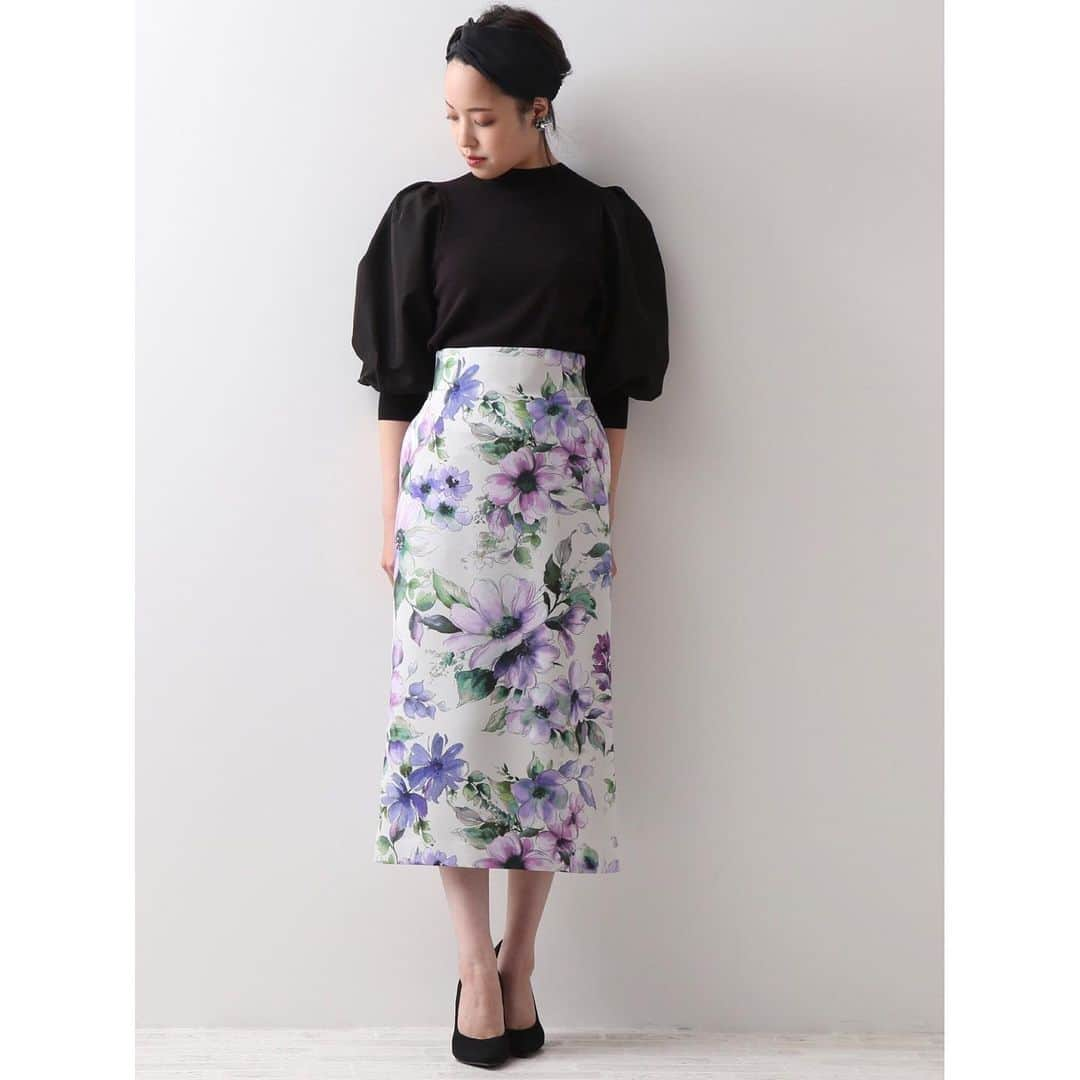 TIARAさんのインスタグラム写真 - (TIARAInstagram)「<pre order> TIARA flower skirt 2020.12.1 START 大きく華やかな彩りの花を纏う特別感のあるスカート。  melrose online store ZOZOTOWN iLumine  tight skirt ¥23000+tax flair skirt ¥26000+tax  #tiaramelrose #flower #skirt #preorder」12月1日 12時11分 - tiara_melrose