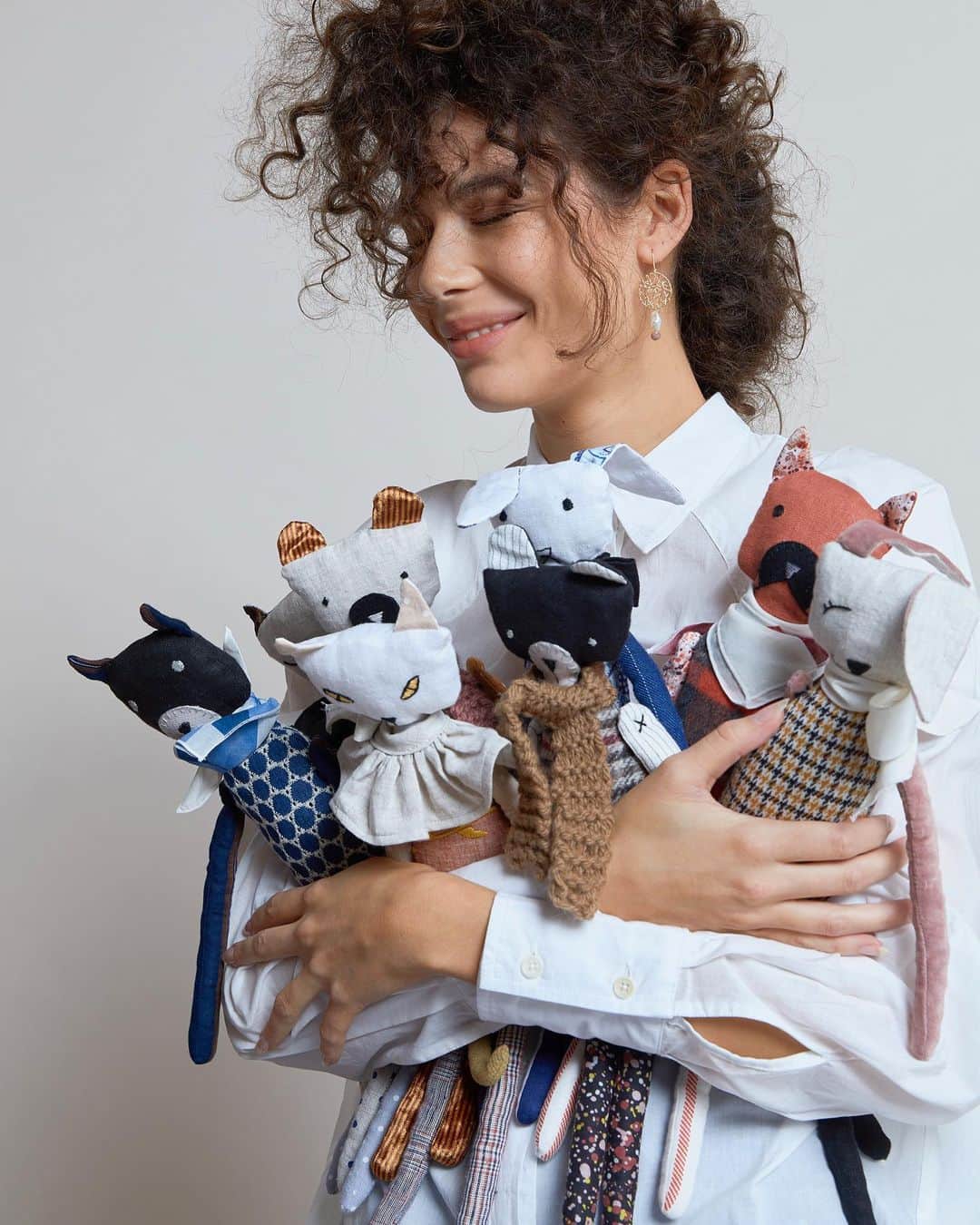 カレンウォーカーのインスタグラム：「Over the past few weeks our design team’s been making some very cute gifts by hand.. these KW companions are crafted using solely fabric off-cuts from recent ready-to-wear collections here in Auckland. Each has been dressed in their custom KW best and styled with a unique accessory - an oversized linen neck ruffle, a handknitted wool scarf, silk pussy bow, printed kerchief or linen bow tie and finished with a Runaway Girl label across the back. Numbers are very limited. Karenwalker.com or link in profile.」